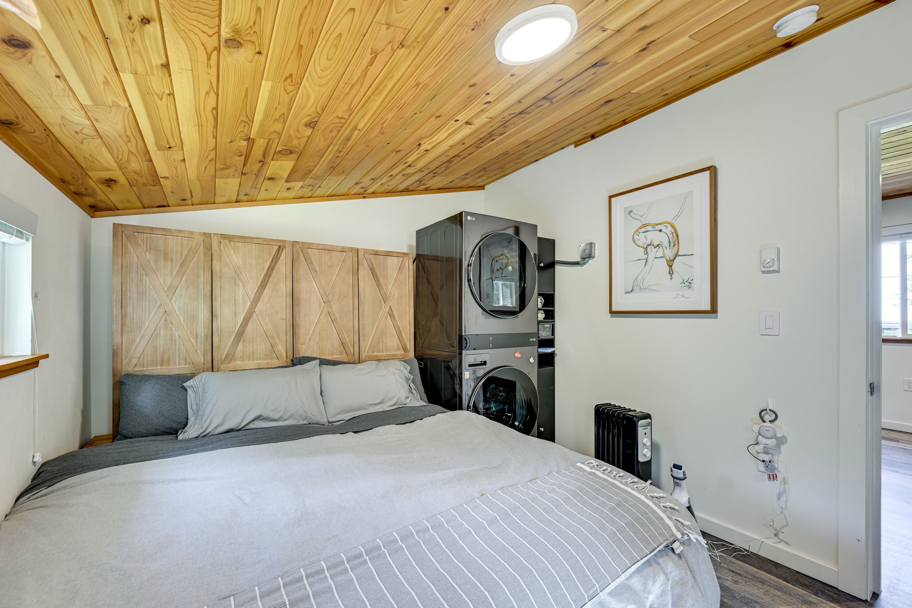 Bedroom | King Bed | Crib | Linens Provided | Washer/Dryer