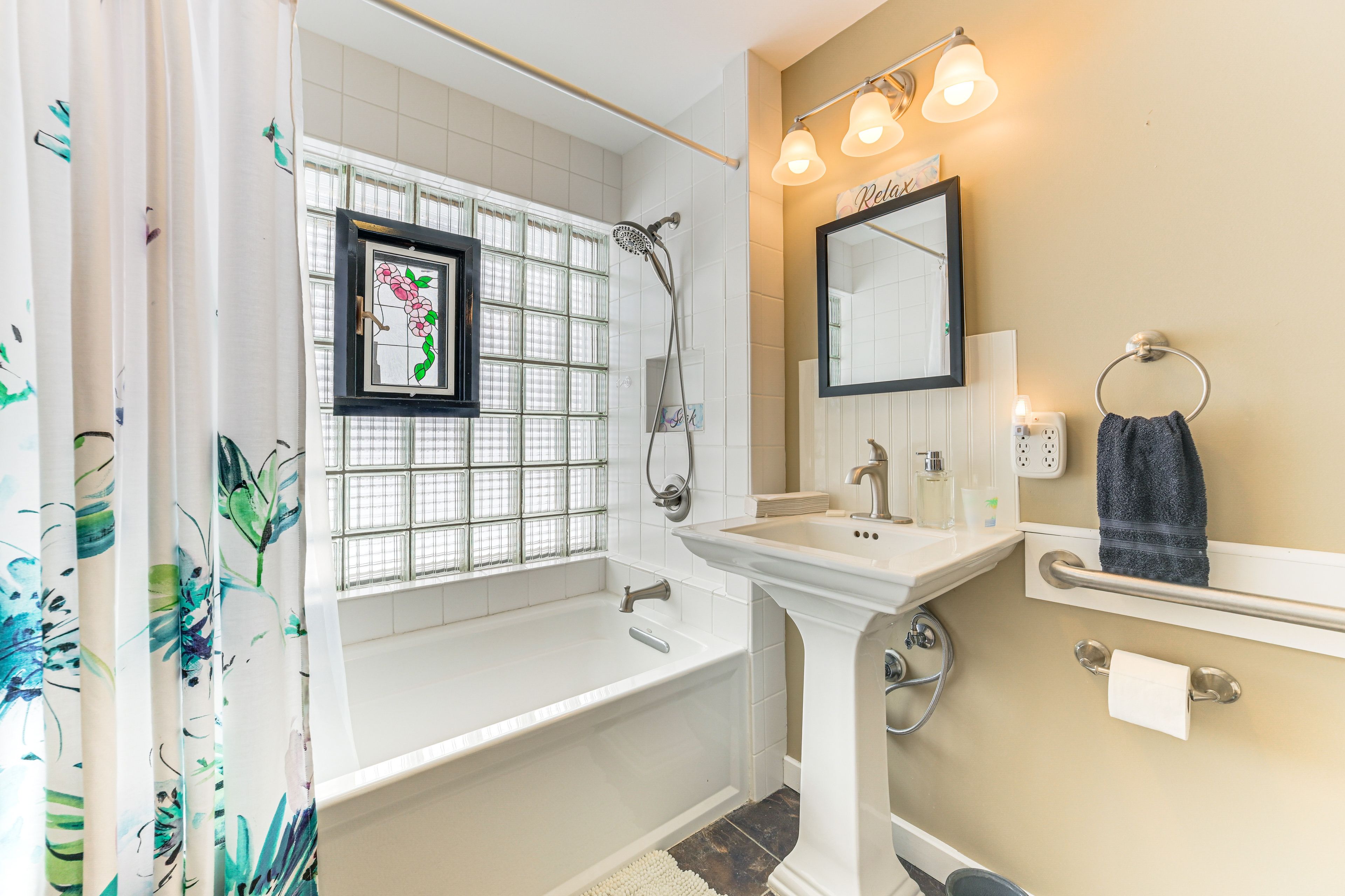 Full Bathroom | Main Level | Complimentary Toiletries | Hair Dryer