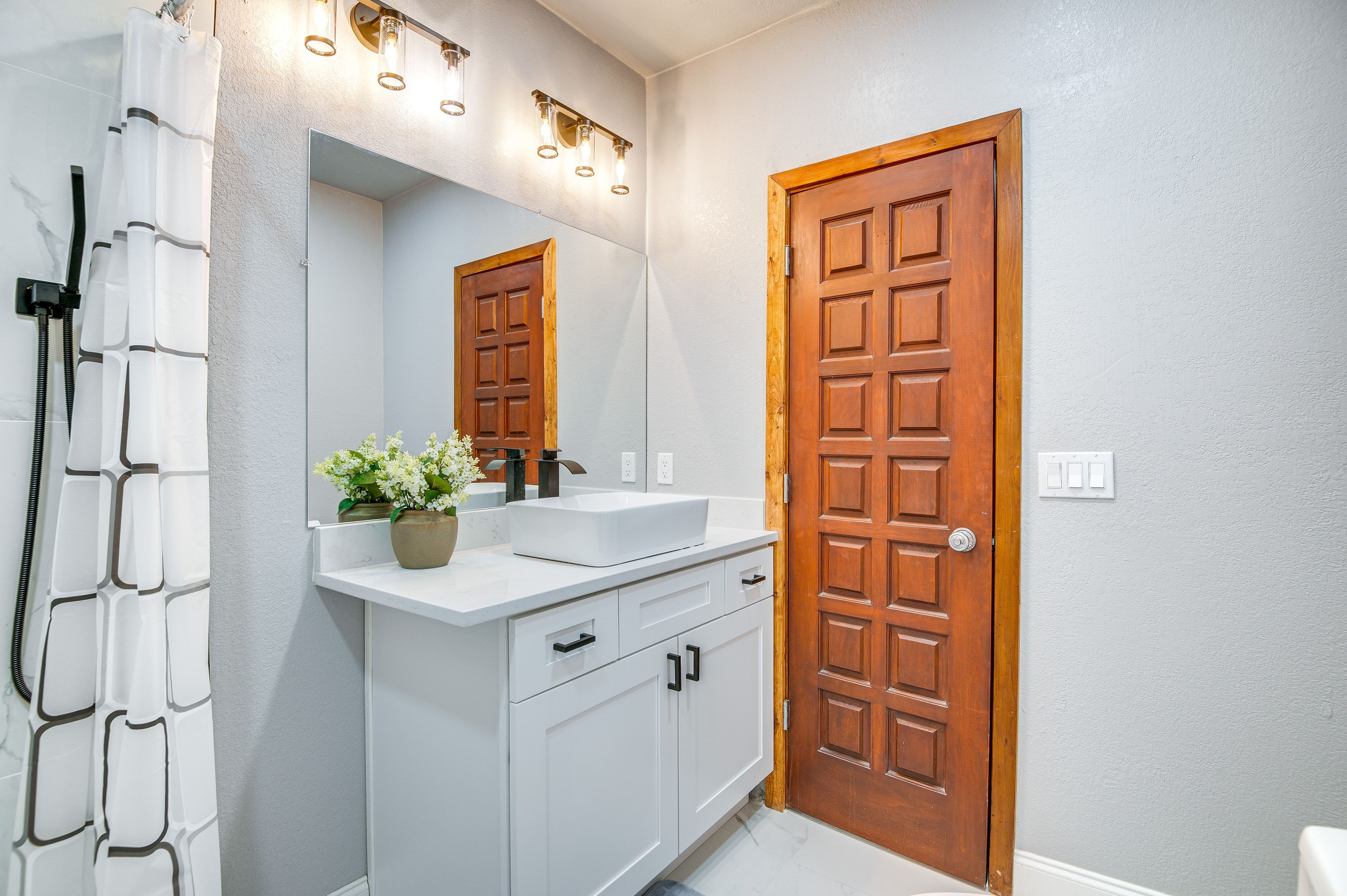 Full Bathroom | Towels Provided