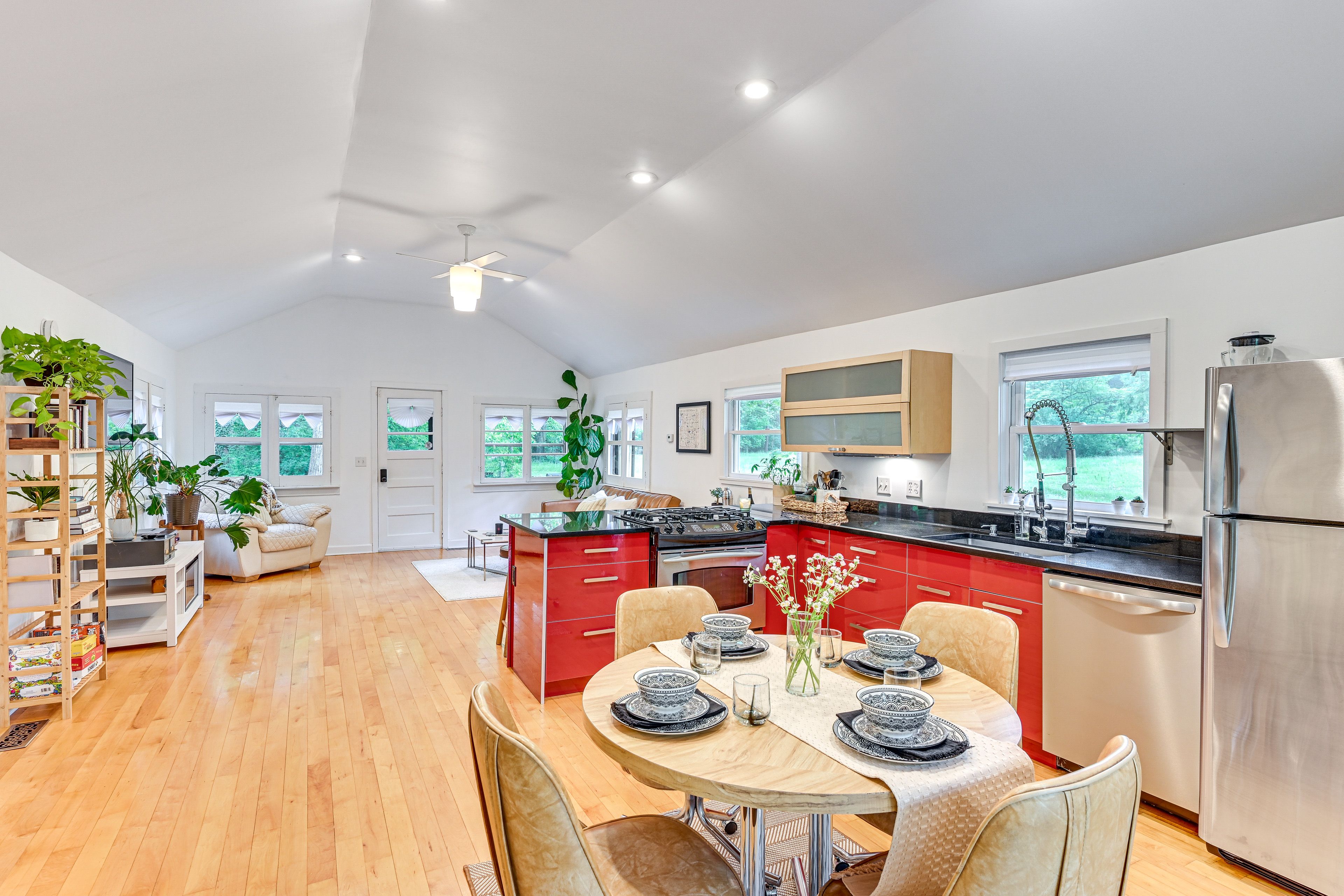 Dining Area | Dining Table | Dishware/Flatware