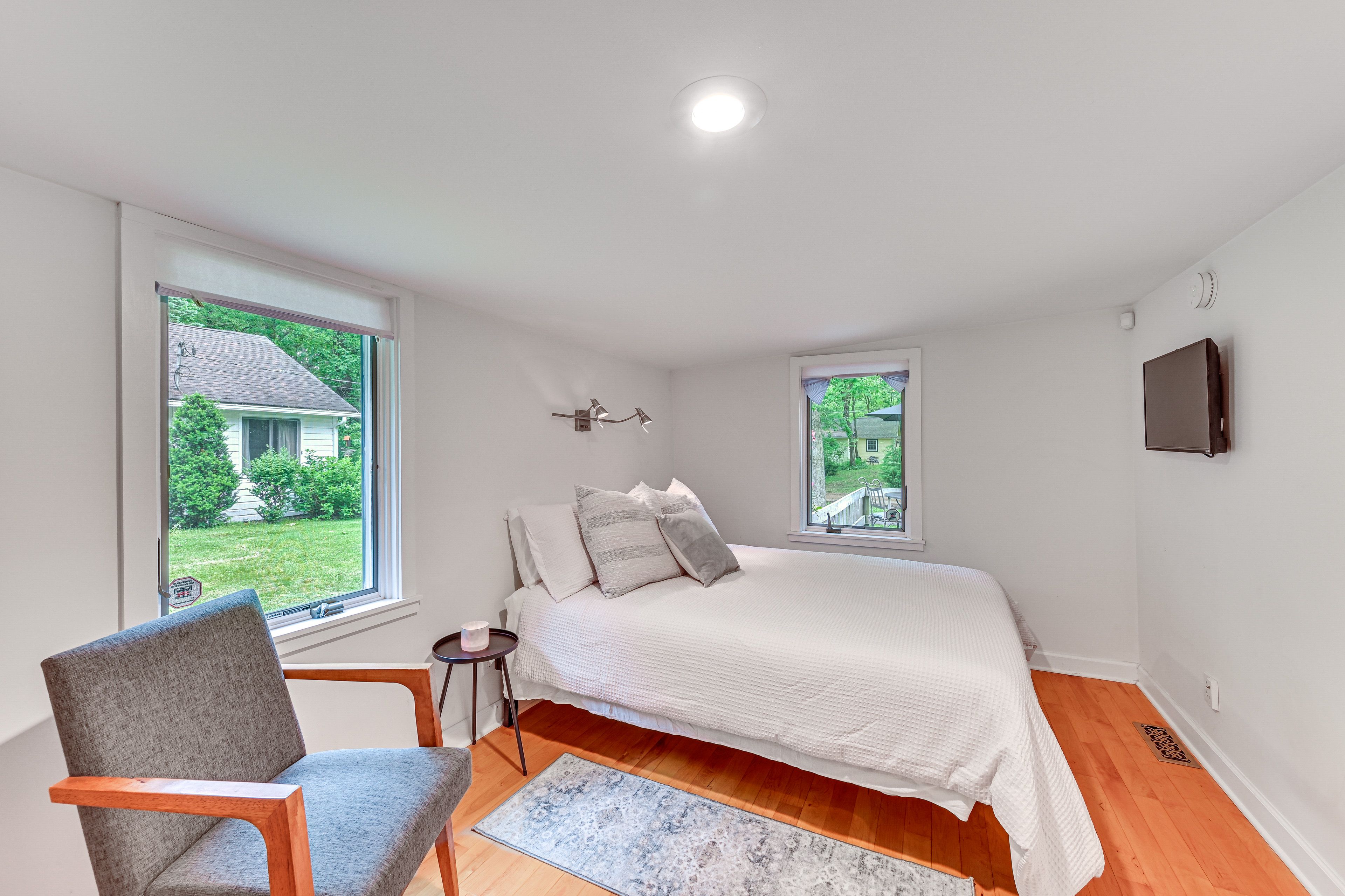 Bedroom | Queen Bed | Linens Provided
