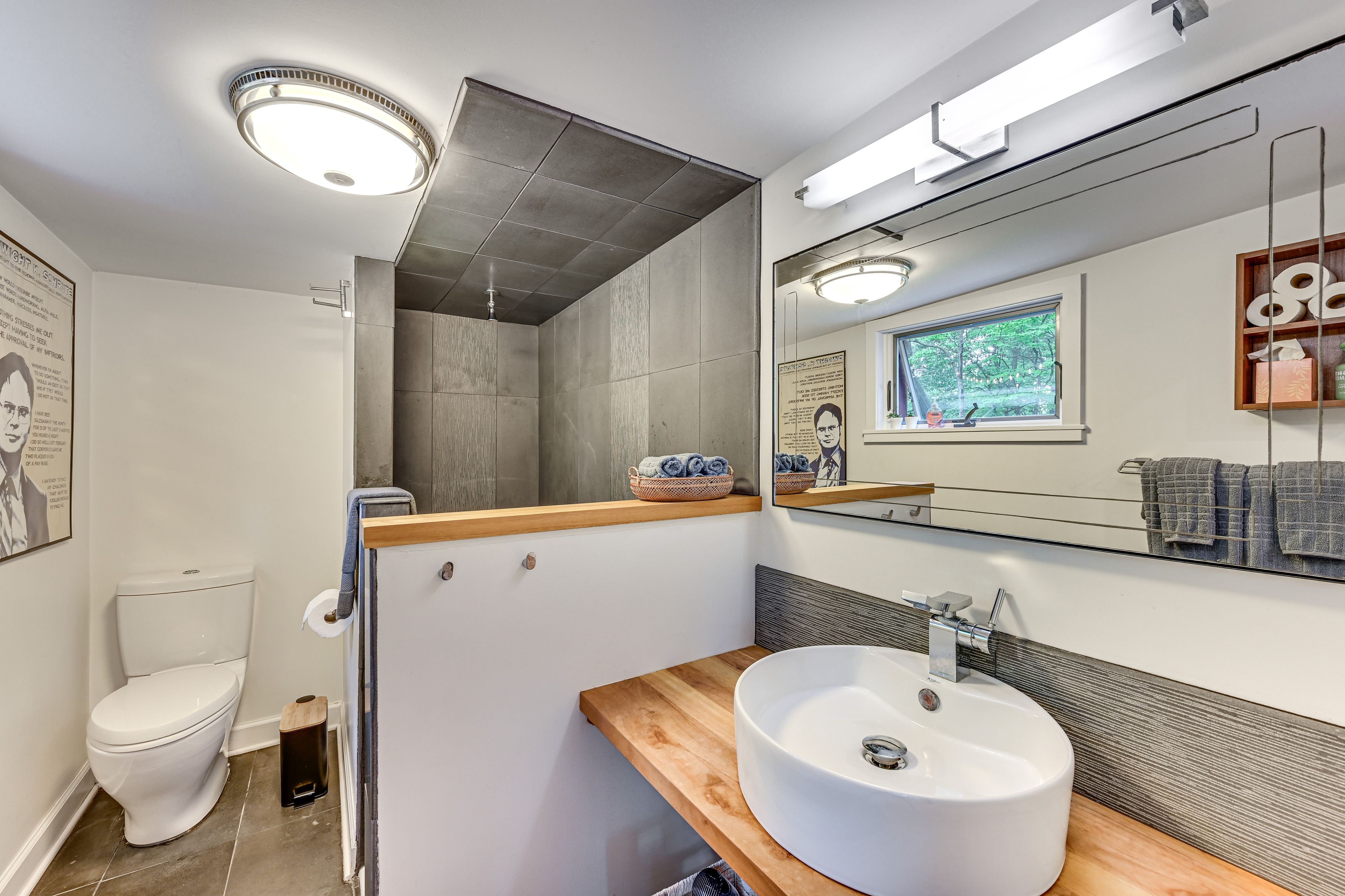 Full Bathroom | Towels Provided | Complimentary Toiletries