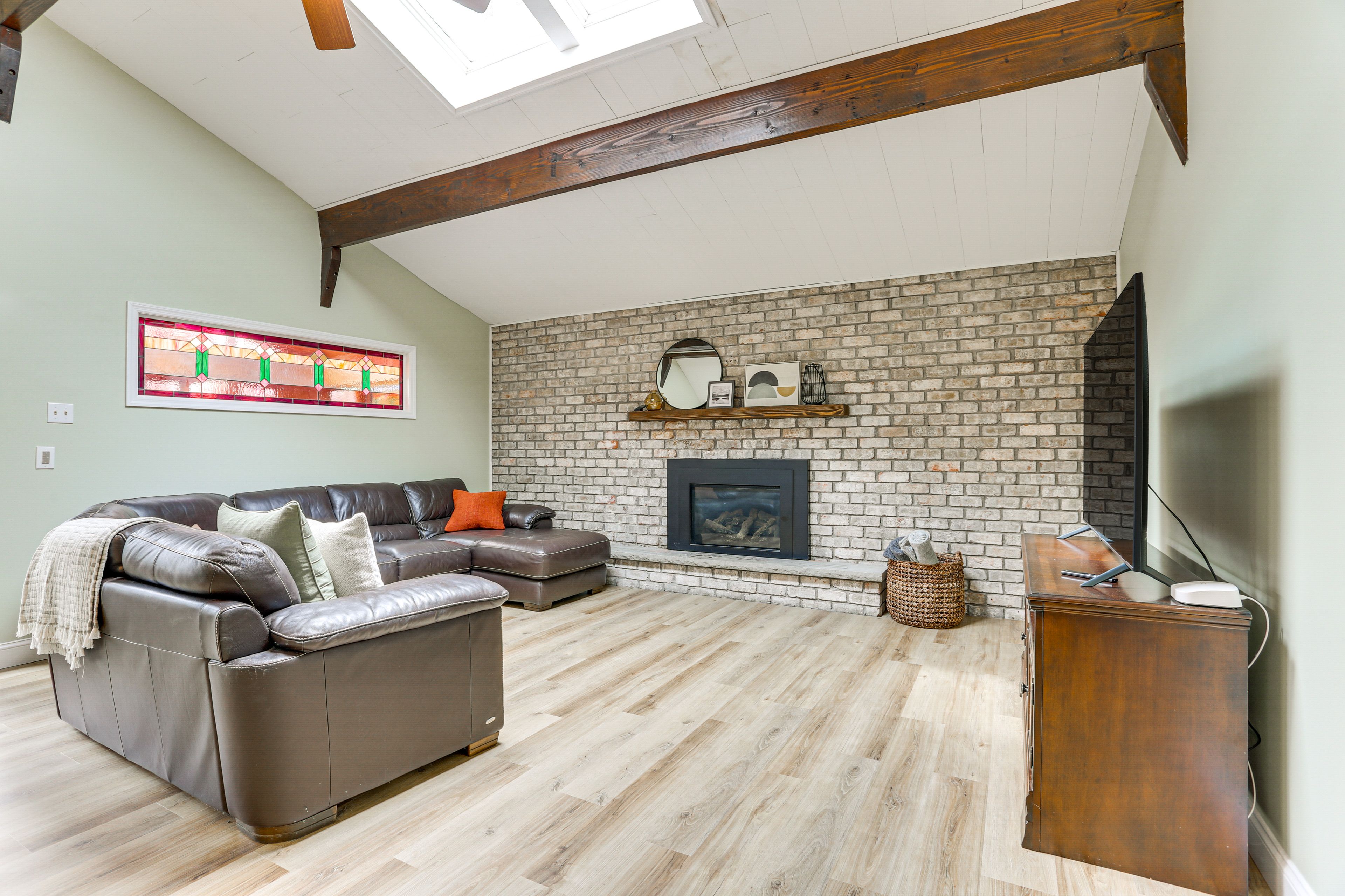Living Room | Smart TV | Free WiFi | Central A/C & Heating