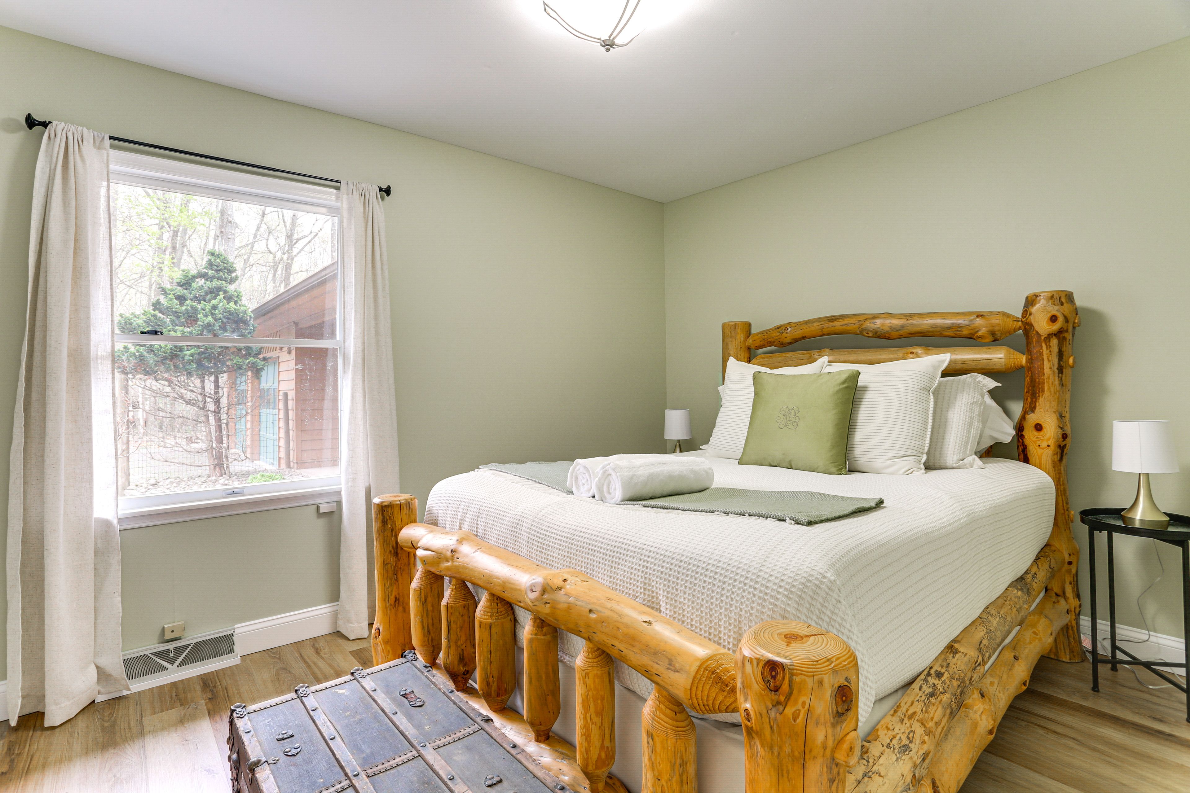 Bedroom 2 | Queen Bed