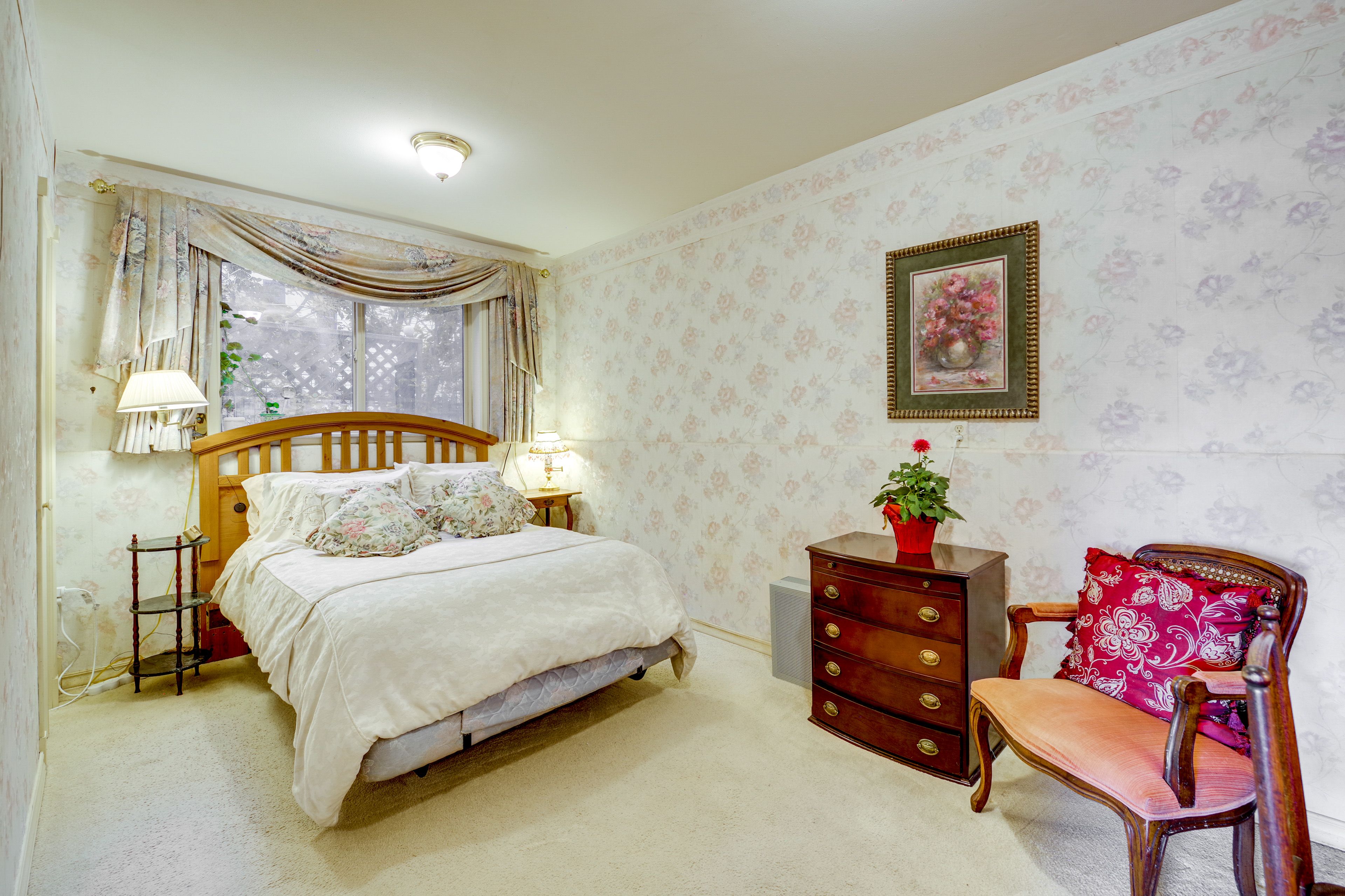 Bedroom | Full Bed | Electric Bed w/ Massage & Tilt Controls