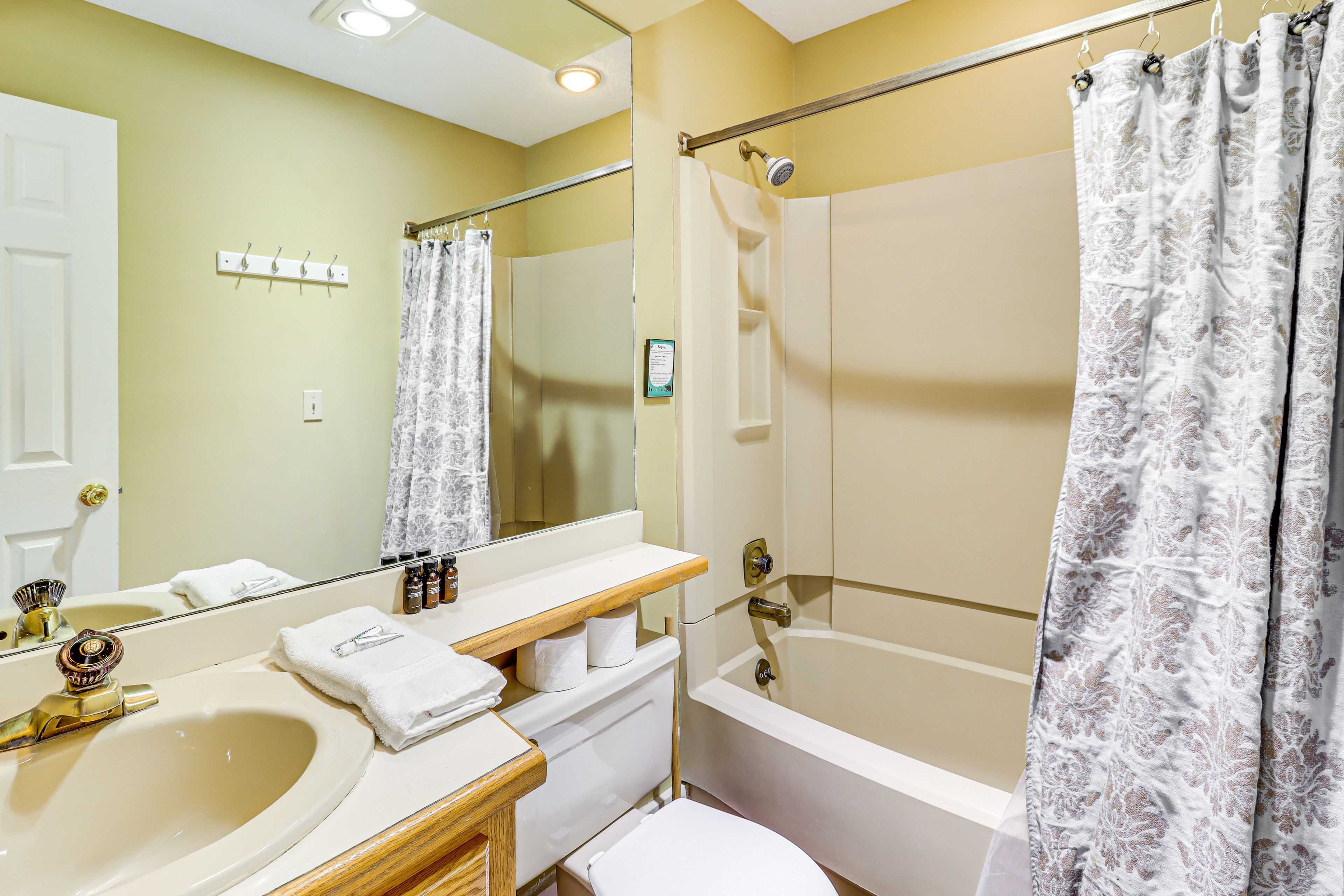 Full Bathroom | 2nd Floor | Shower/Tub Combo