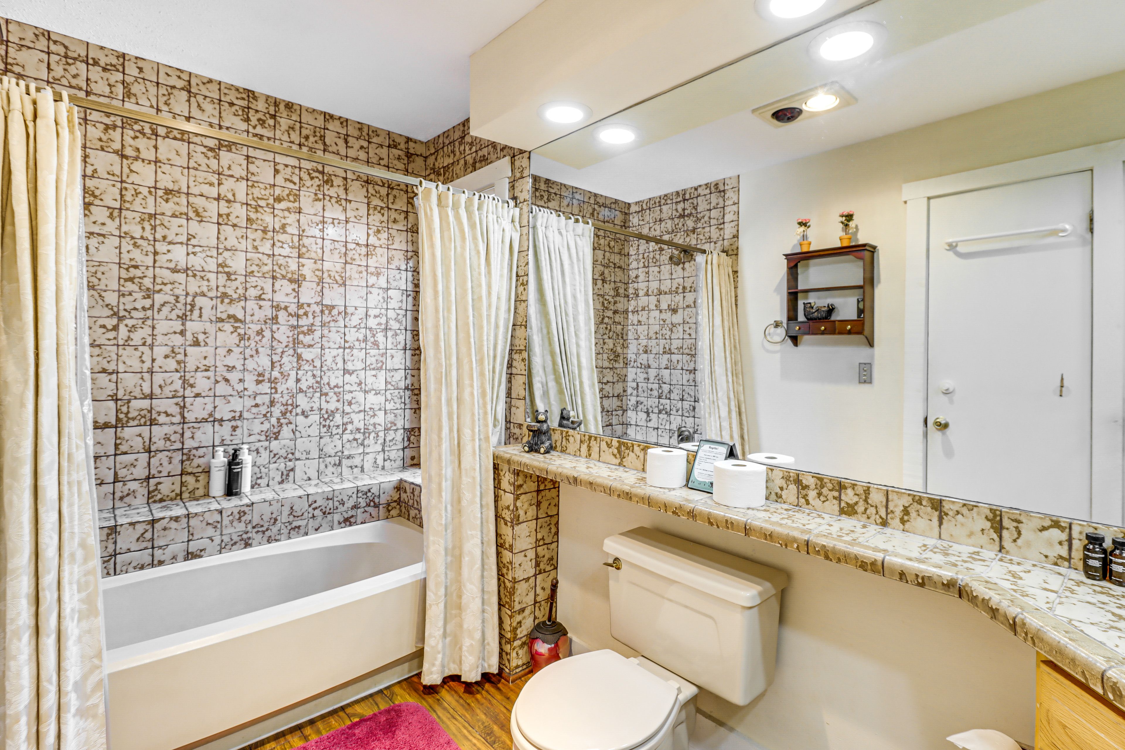 Full Bathroom | 1st Floor | Towels Provided