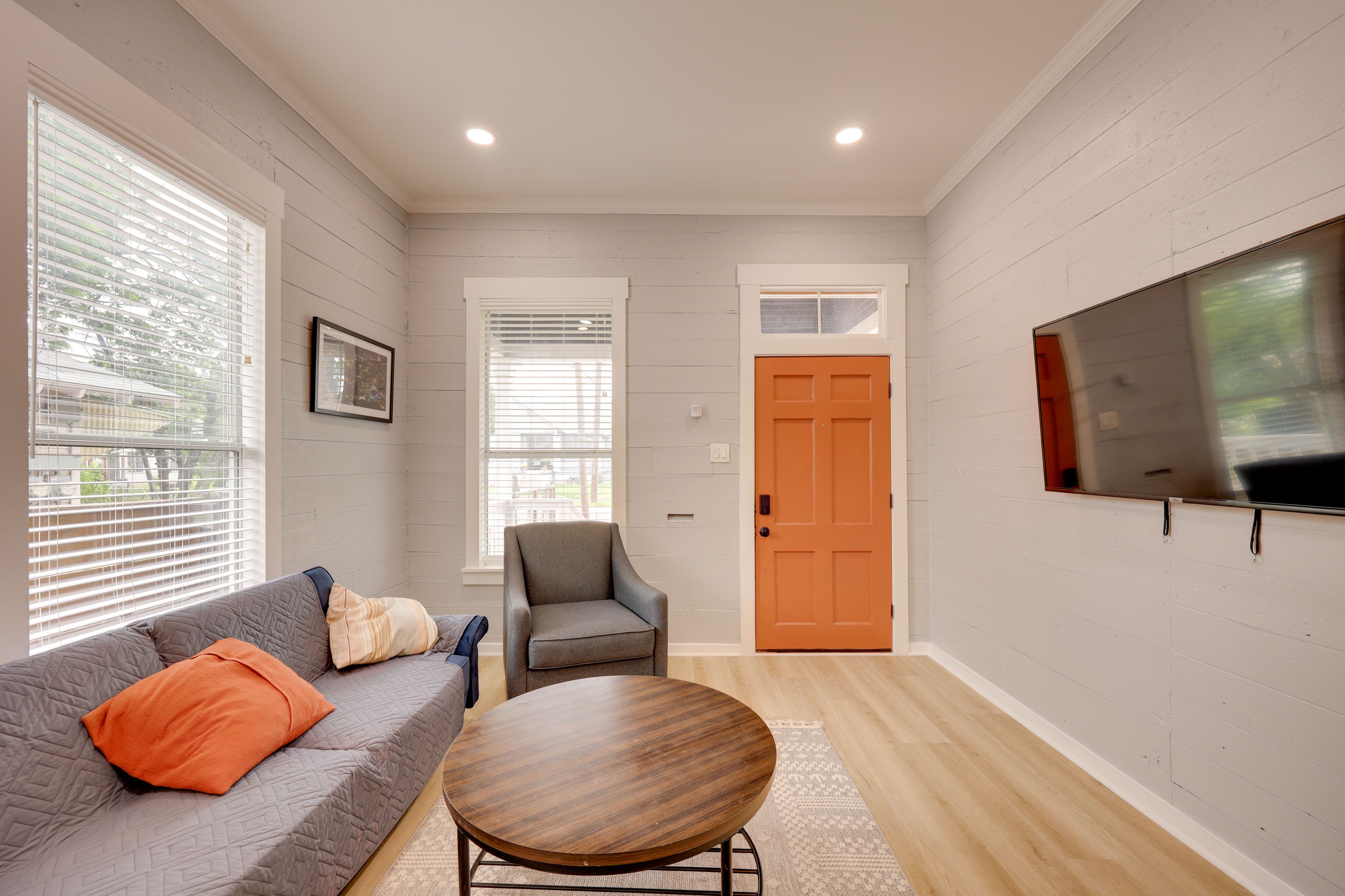 Living Area | Free WiFi | Central A/C & Heat | Smart TV | Futon