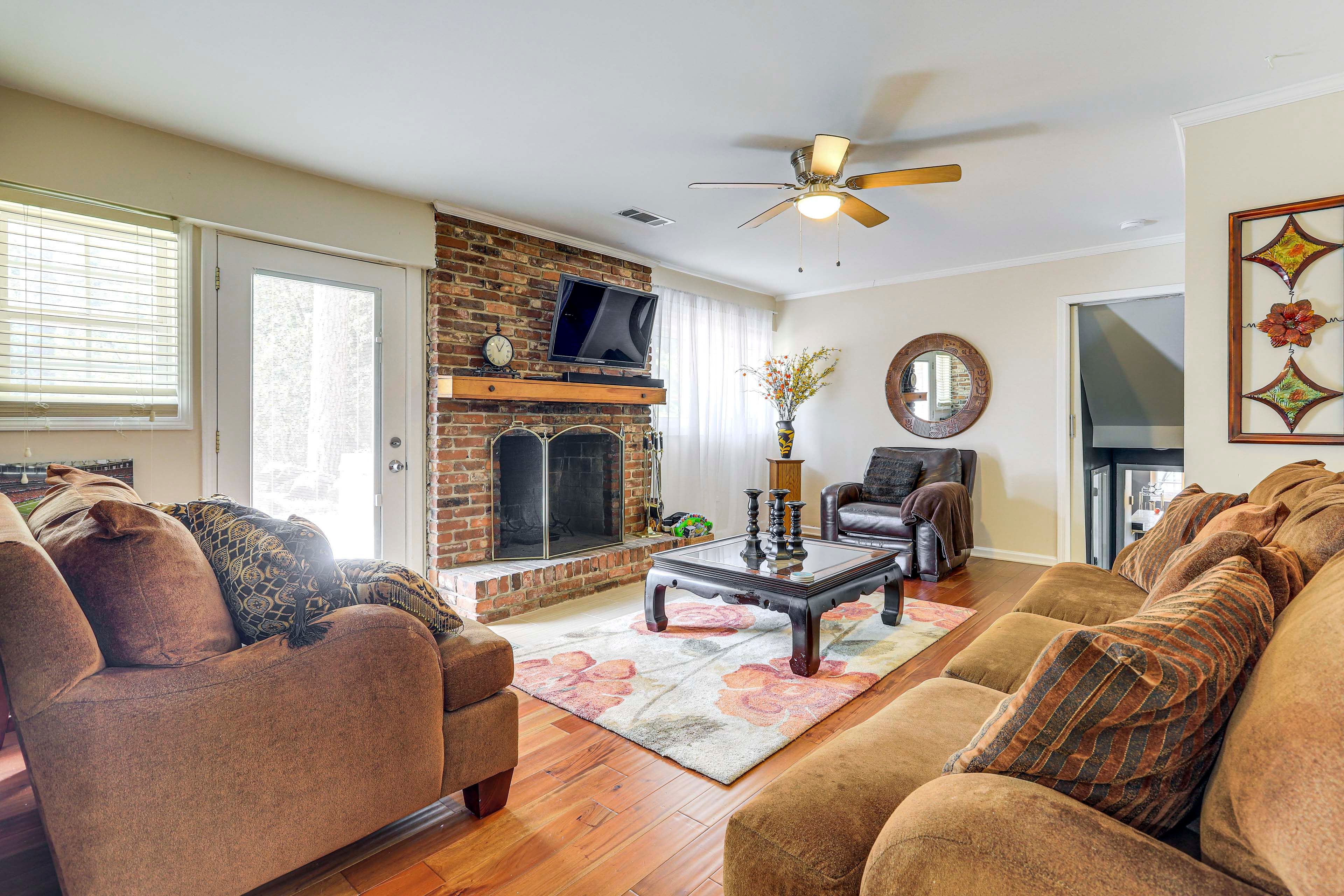 College Park Vacation Rental | 2BR | 2BA | 1,200 Sq Ft | Stairs Required