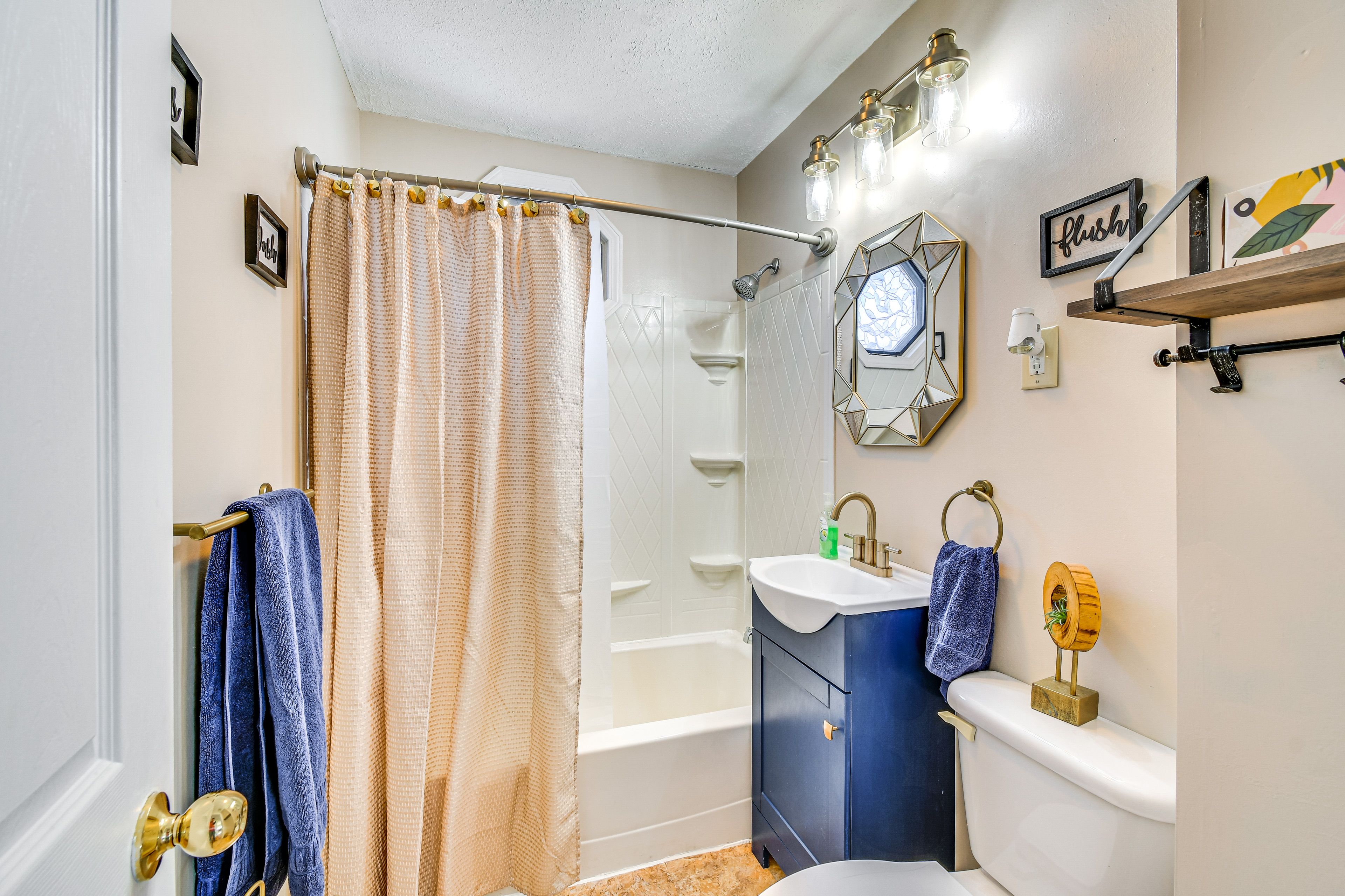 Full Bathroom | Towels Provided