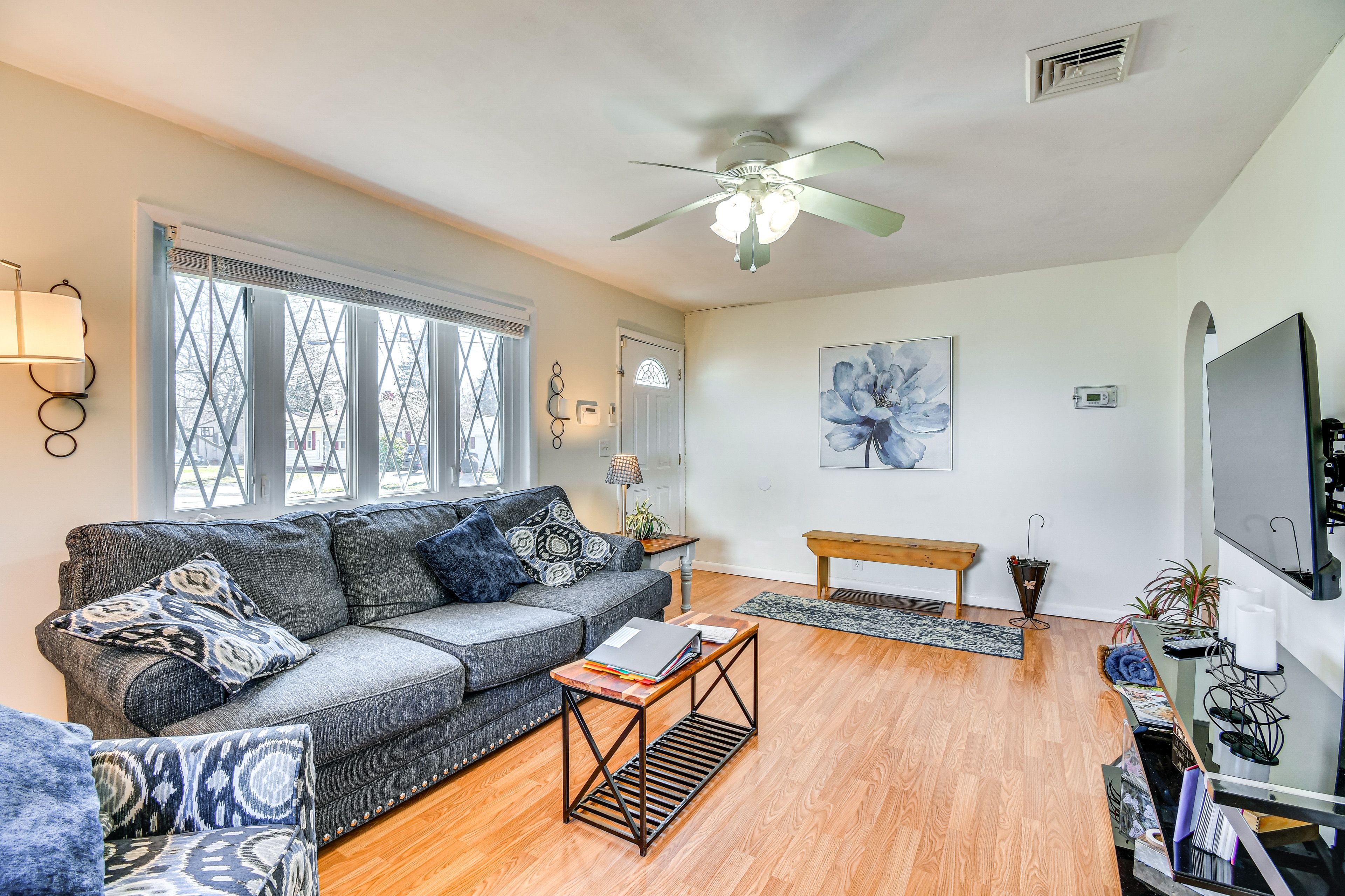 Living Room | Free WiFi | Smart TV