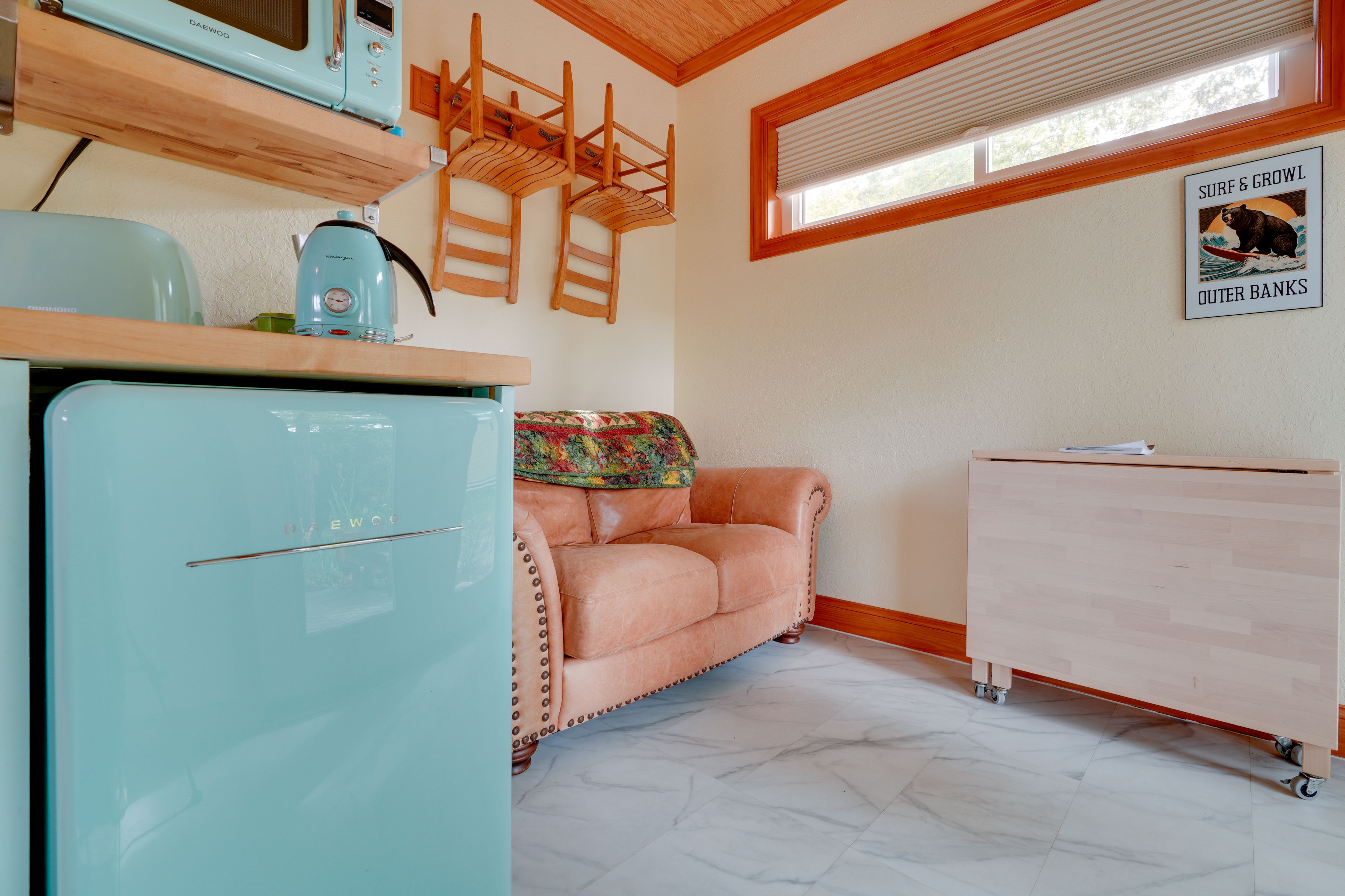 Living Area | Drop-Leaf Dining Table | Free WiFi | Central A/C & Heating