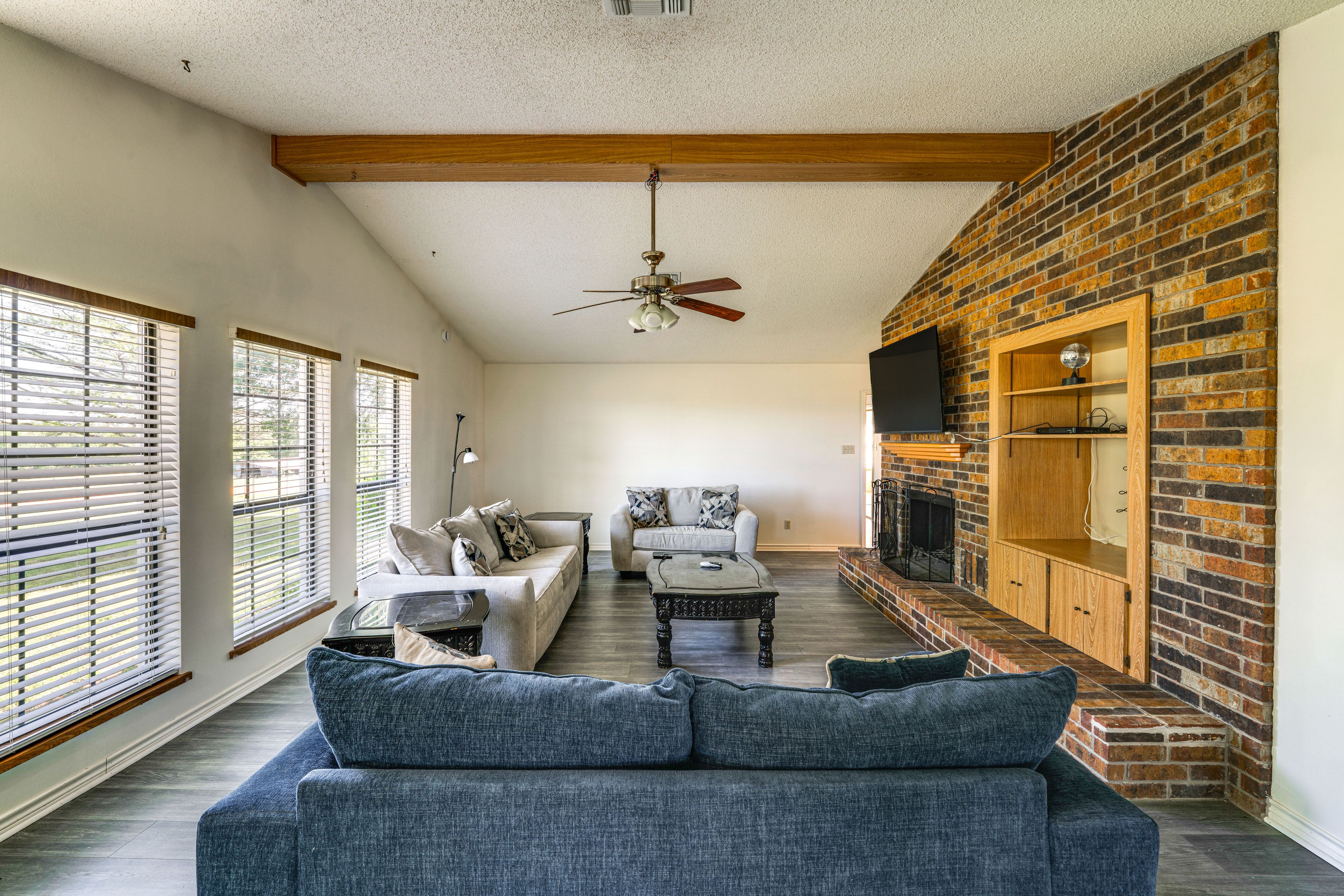 Living Room | Smart TV | Free WiFi | Wood-Burning Fireplace