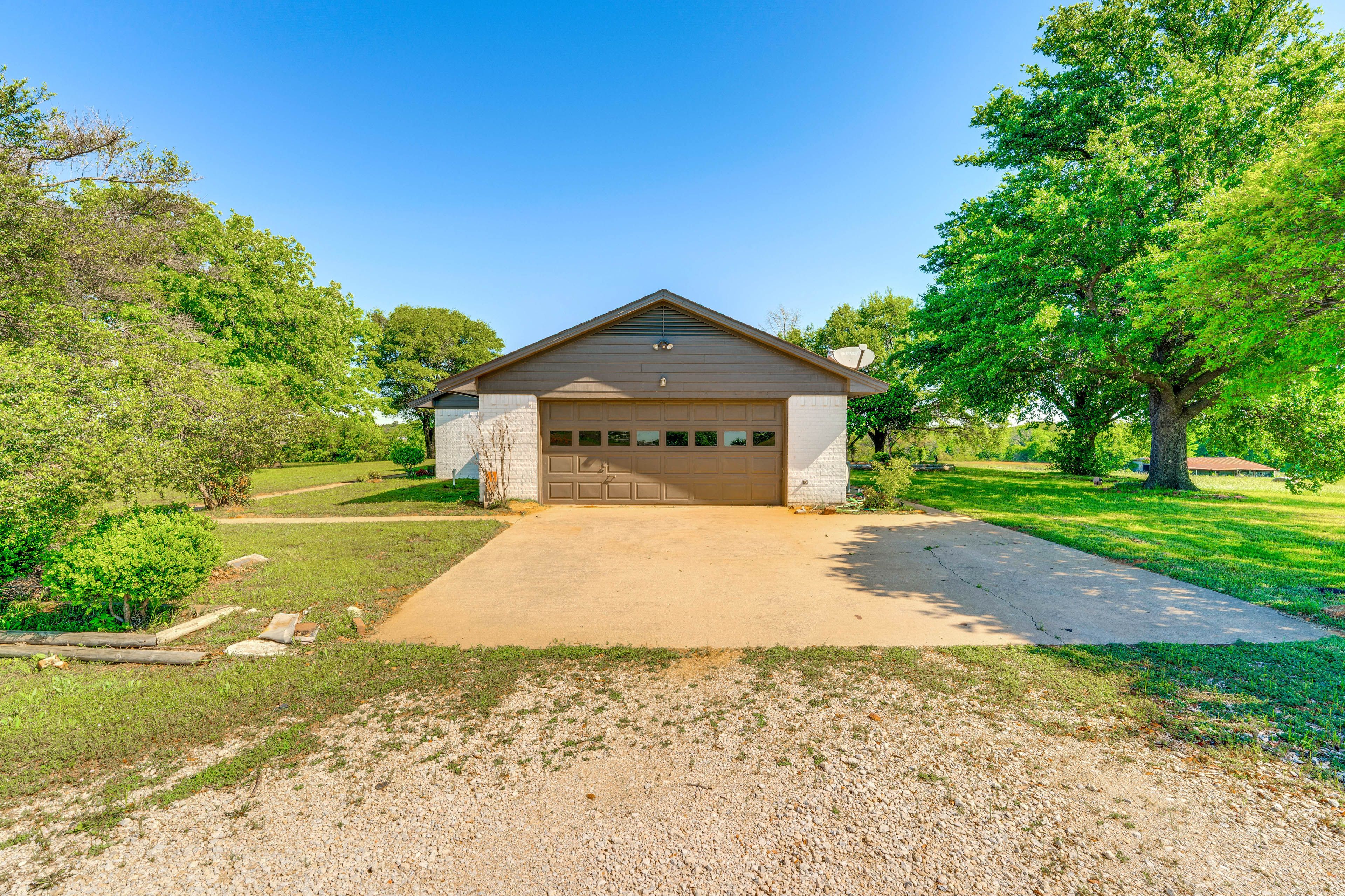 Parking | Driveway (8 Vehicles)