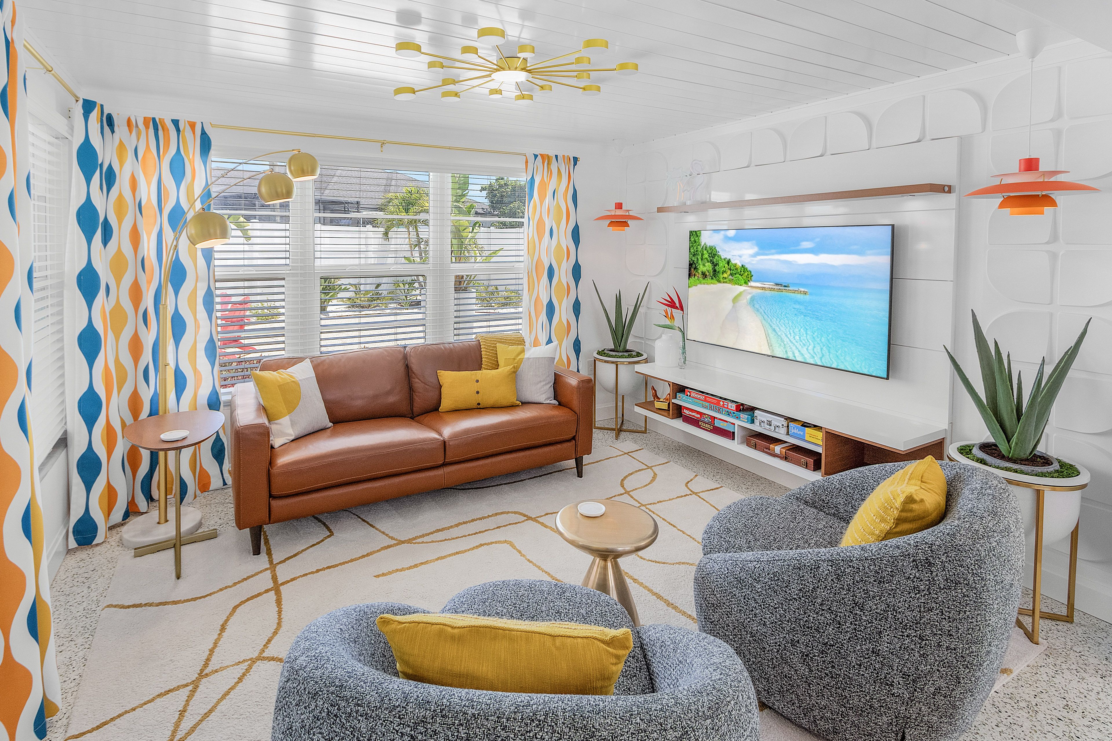Groovy Game Den | Smart TV | Board Games | Free WiFi (High Speed)