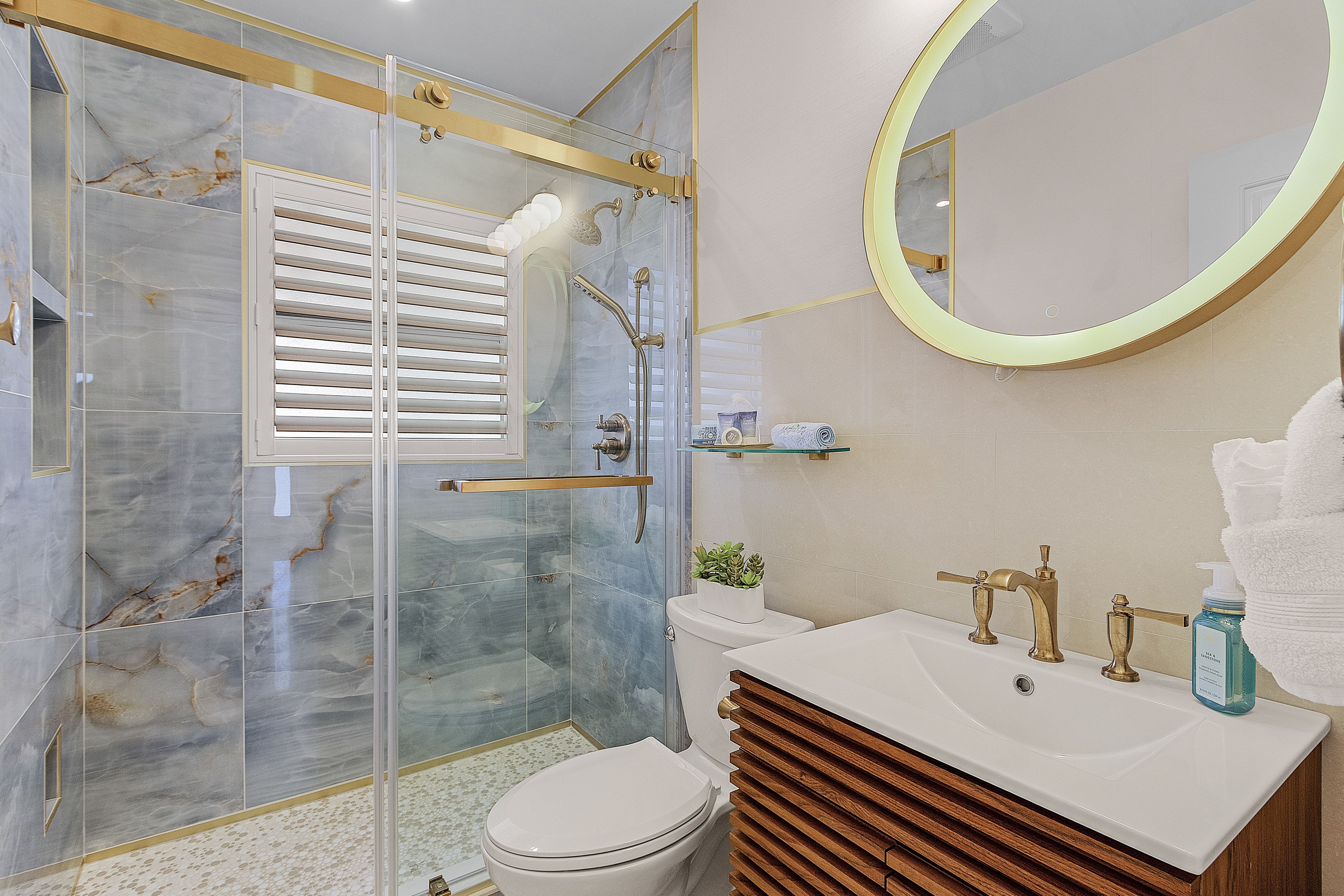 Full Bathroom | Linens & Towels Provided | Complimentary Toiletries