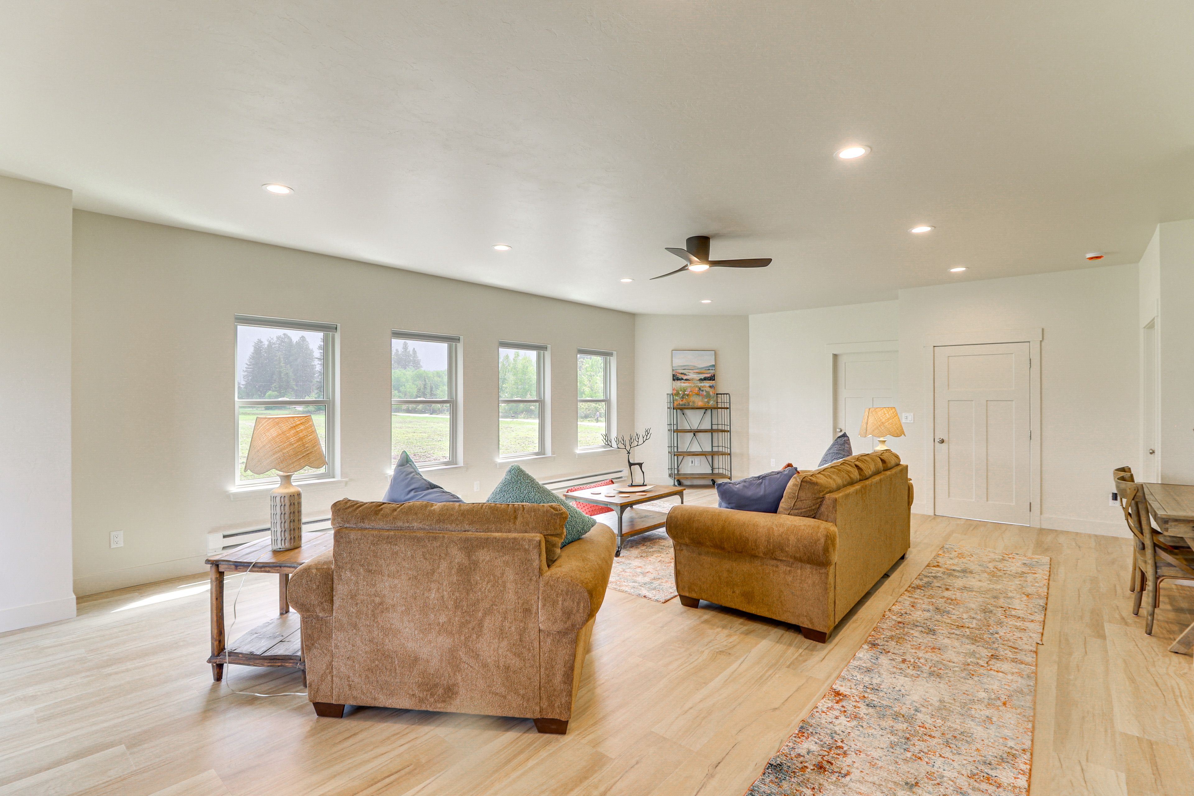 Living Room | Free WiFi | Baseboard Heating