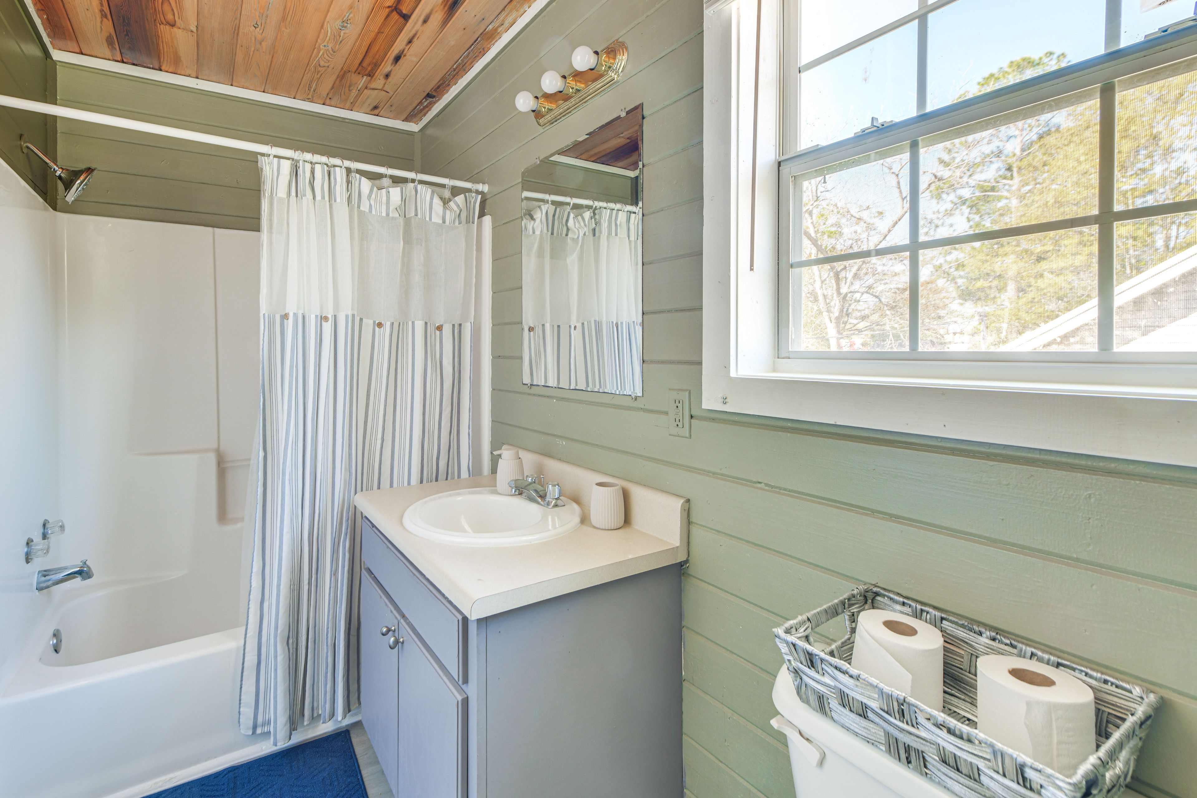 Full Bath | Towels | 2nd Floor