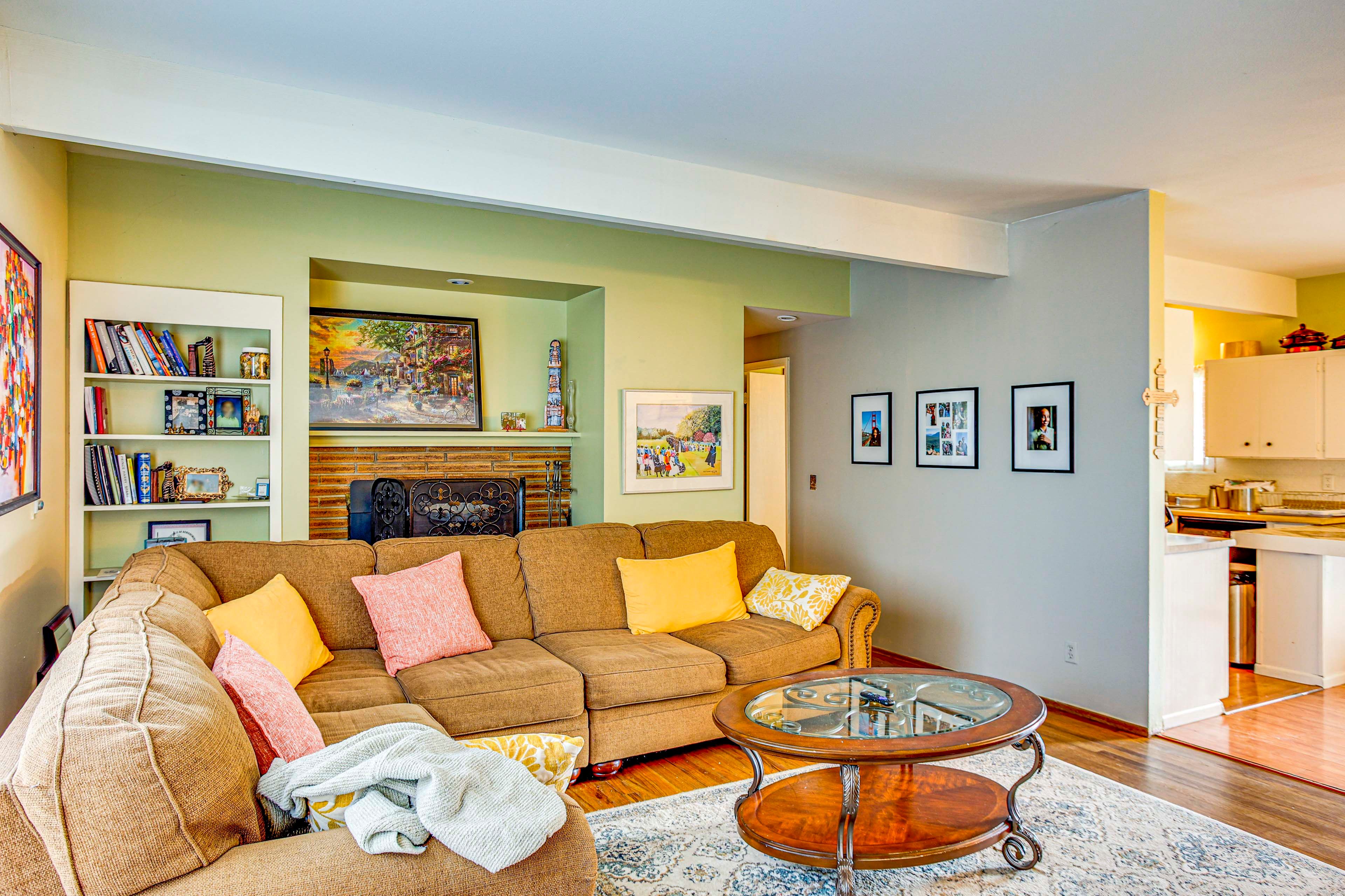Living Room | Smart TV w/ Netflix | Books