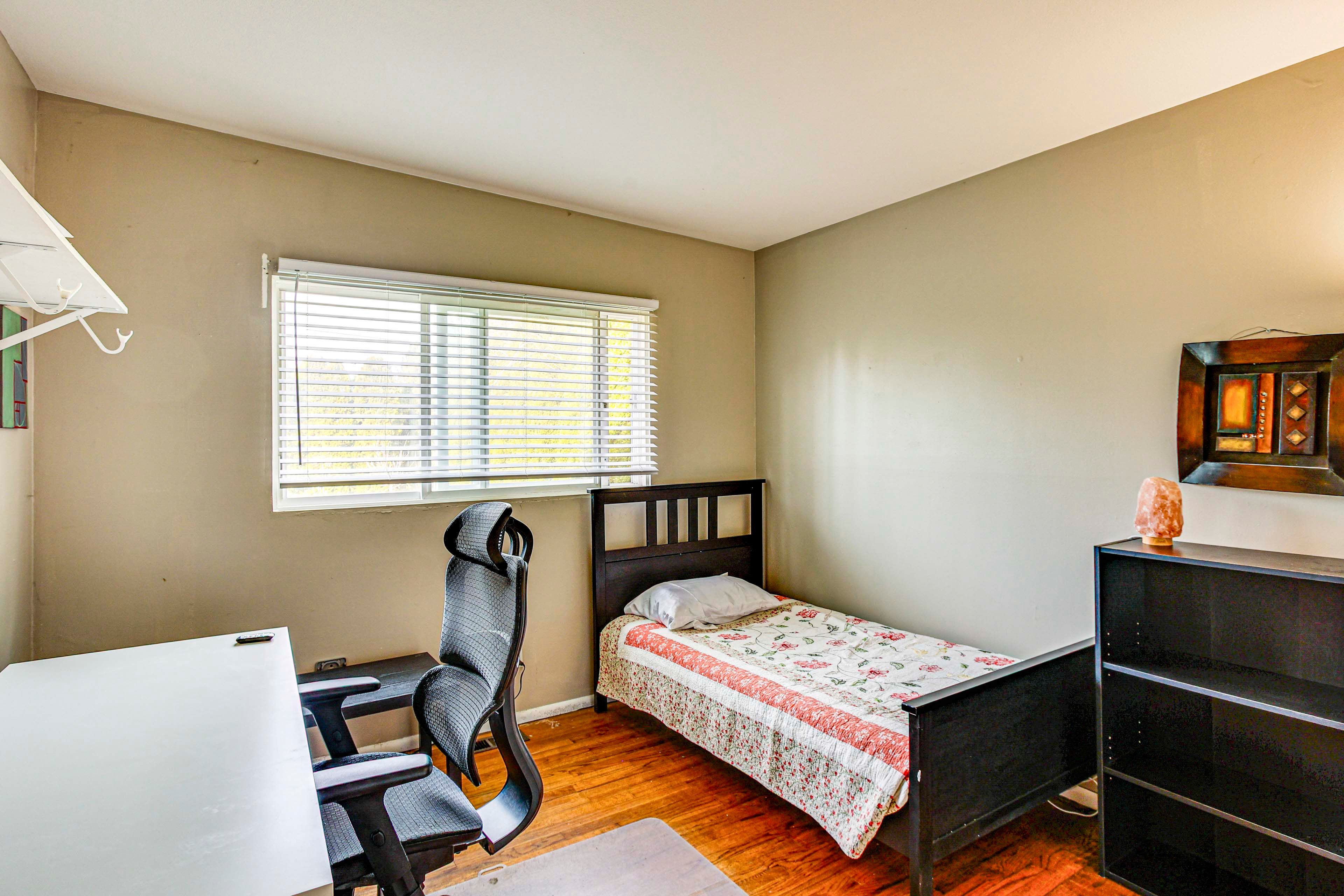 Bedroom 3 | Twin Bed | Desk