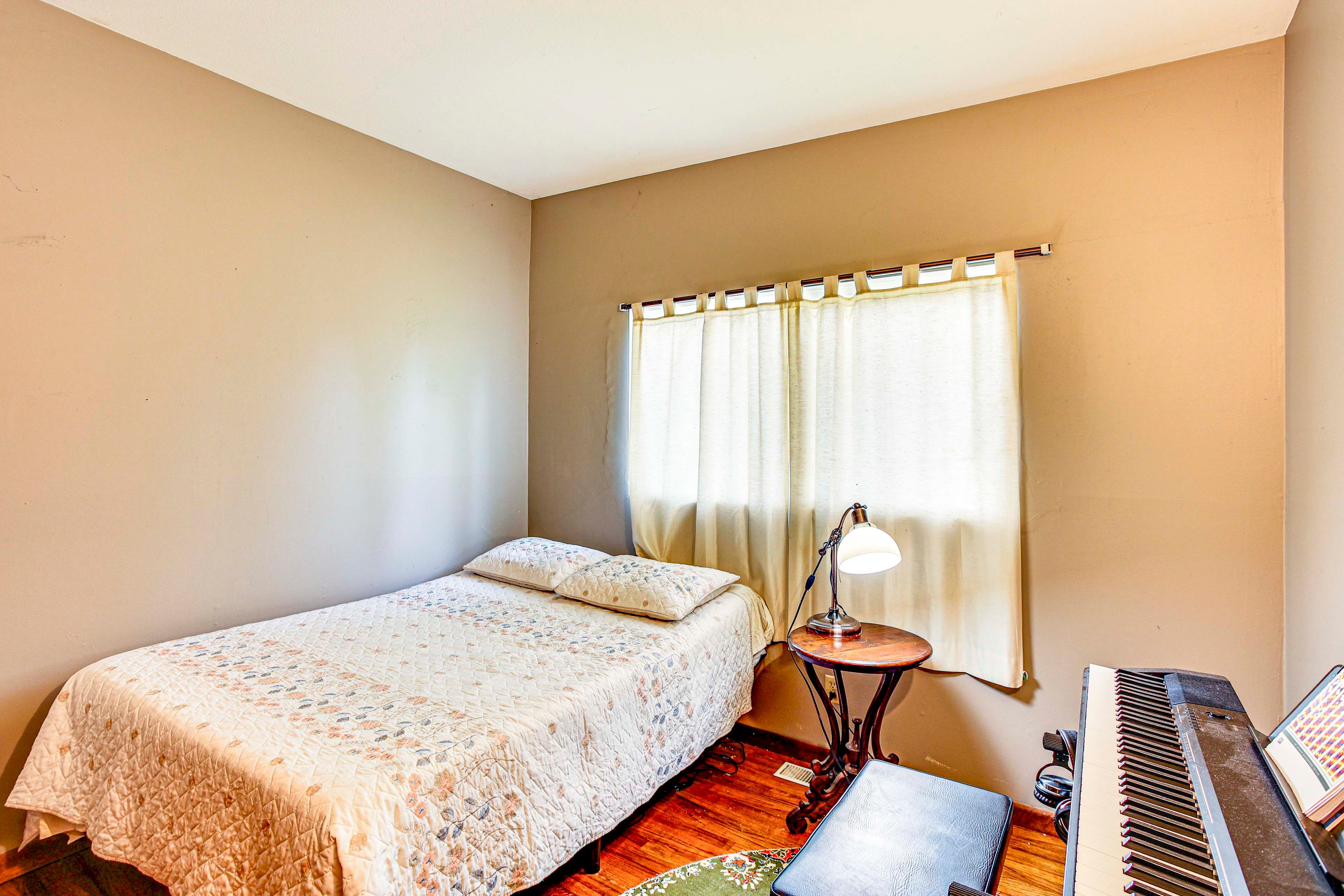 Bedroom 2 | Twin Bed | Electric Piano