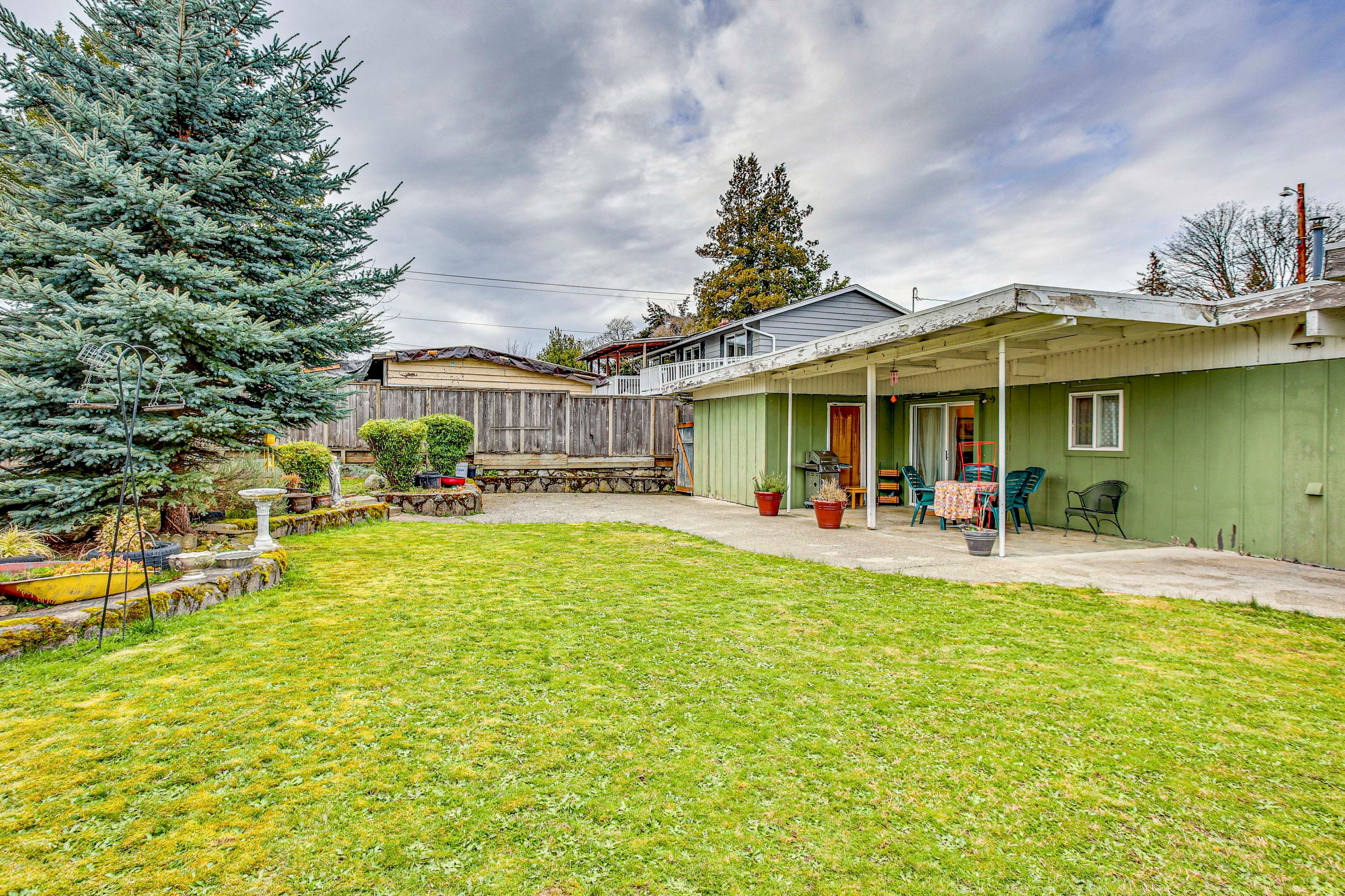 House Exterior | Covered Patio | Gas Grill | Outdoor Dining Area | Fenced Yard