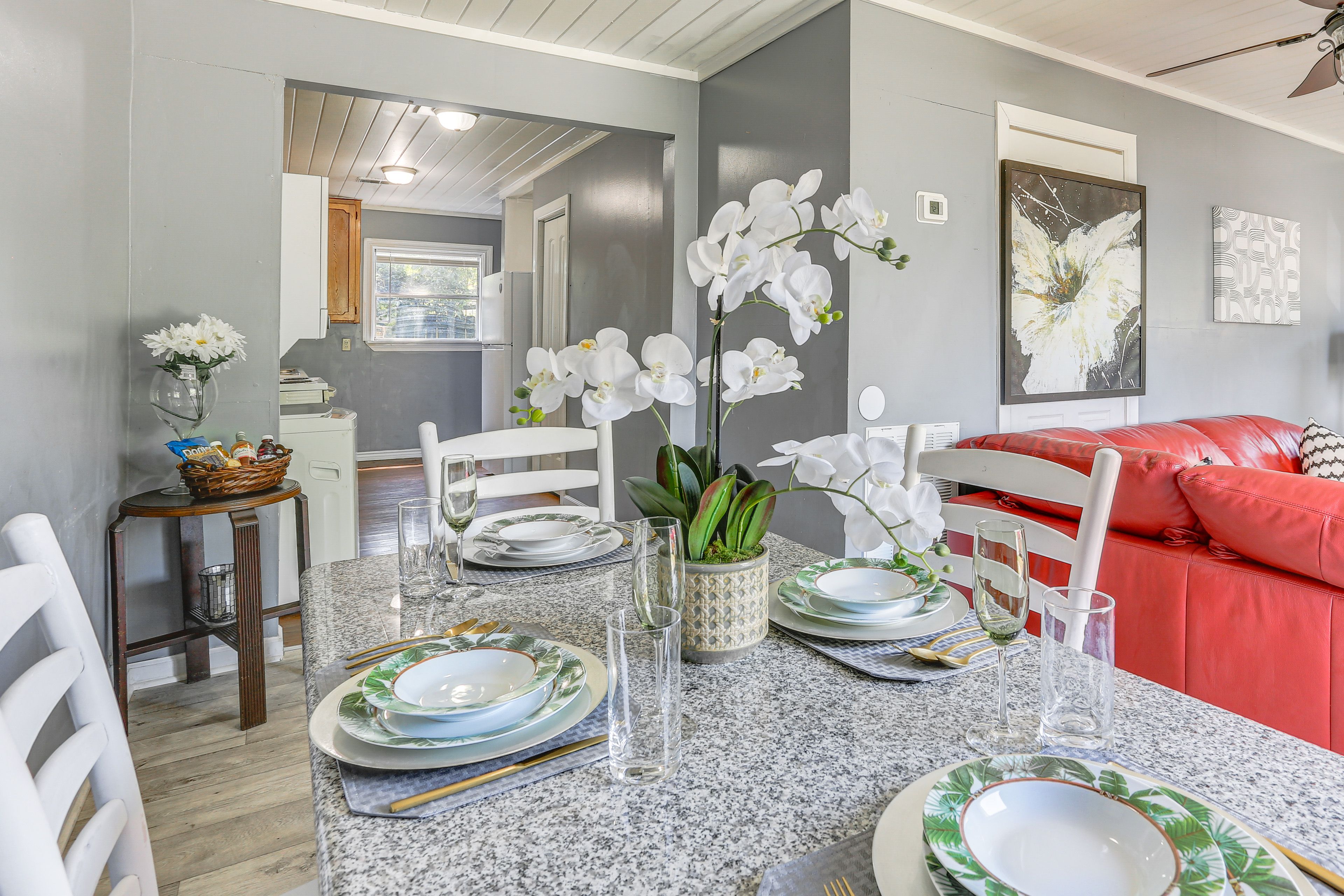 Dining Area | Dishware & Flatware Provided