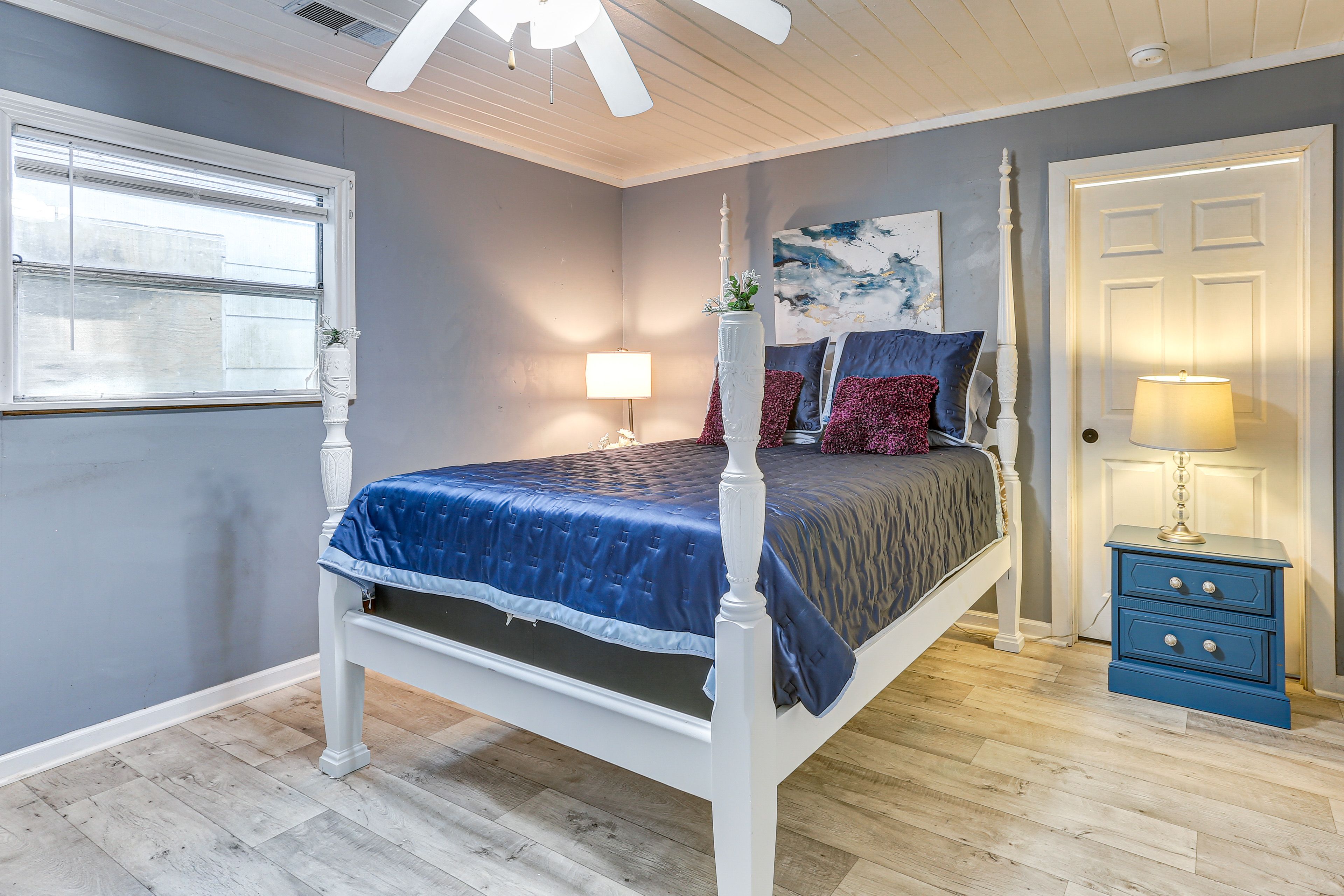 Bedroom | Queen Bed