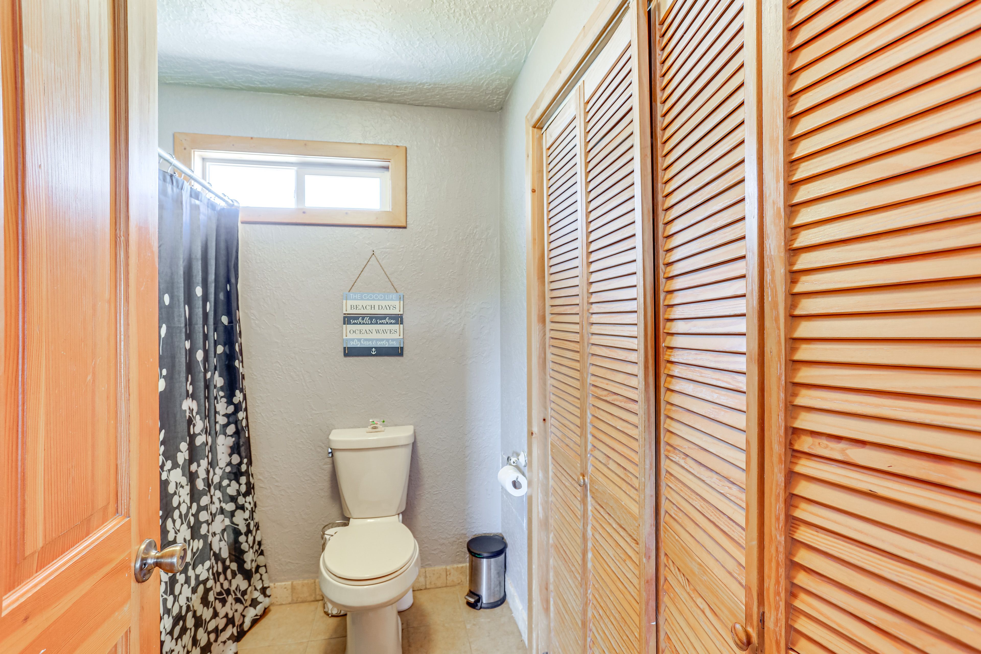 Full Bathroom | 1st Floor | Towels Provided