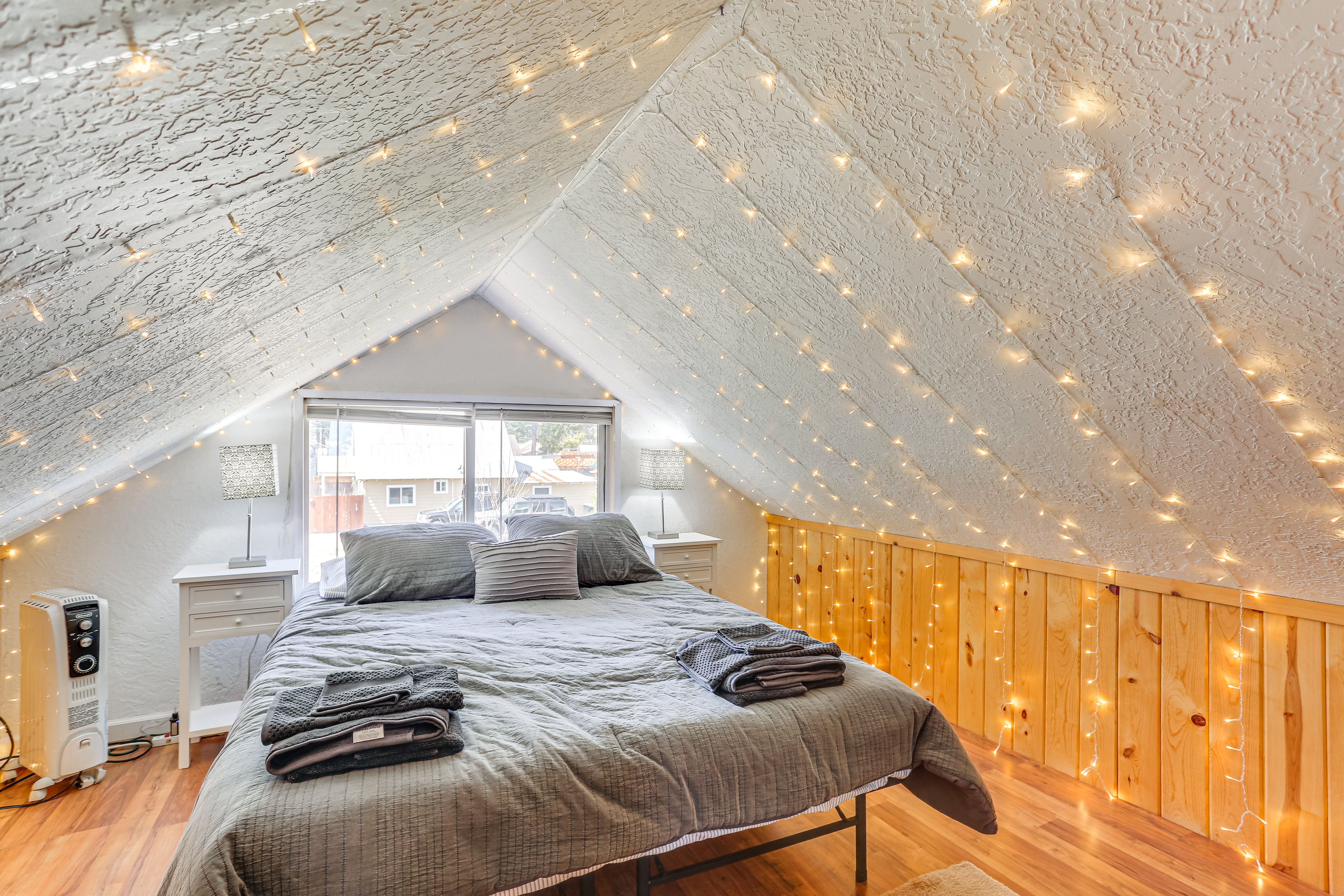 Loft | Queen Bed | 2nd Floor