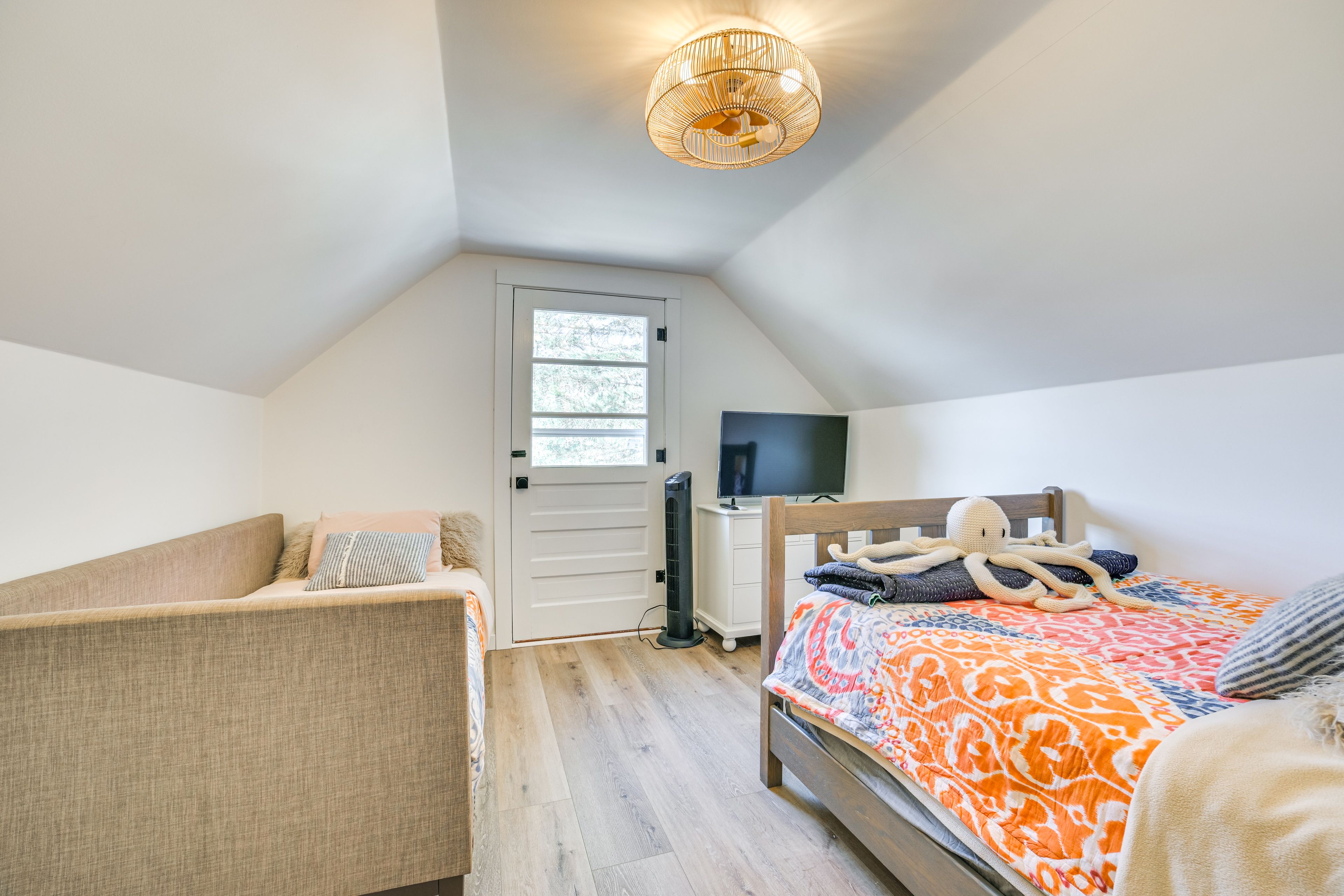 Bedroom 3 | Full Bed | Twin Daybed | Smart TV | 2nd Floor