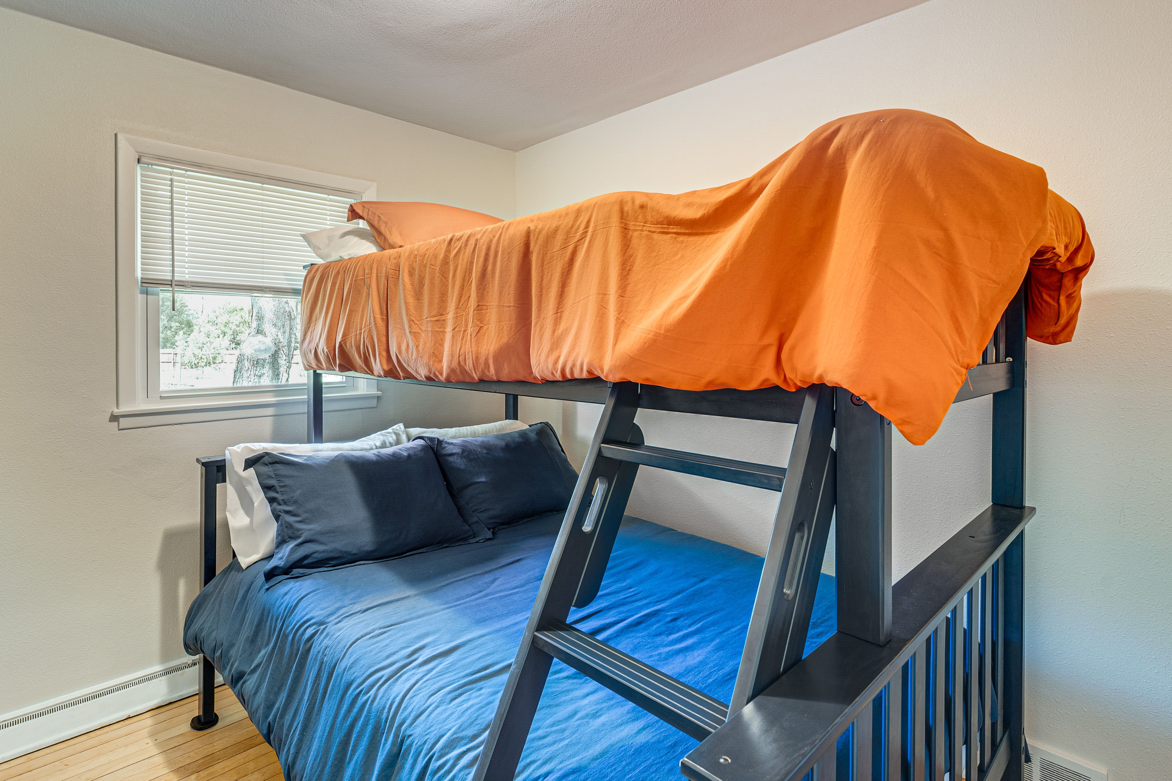 Bedroom 2 | Twin/Full Bunk Bed