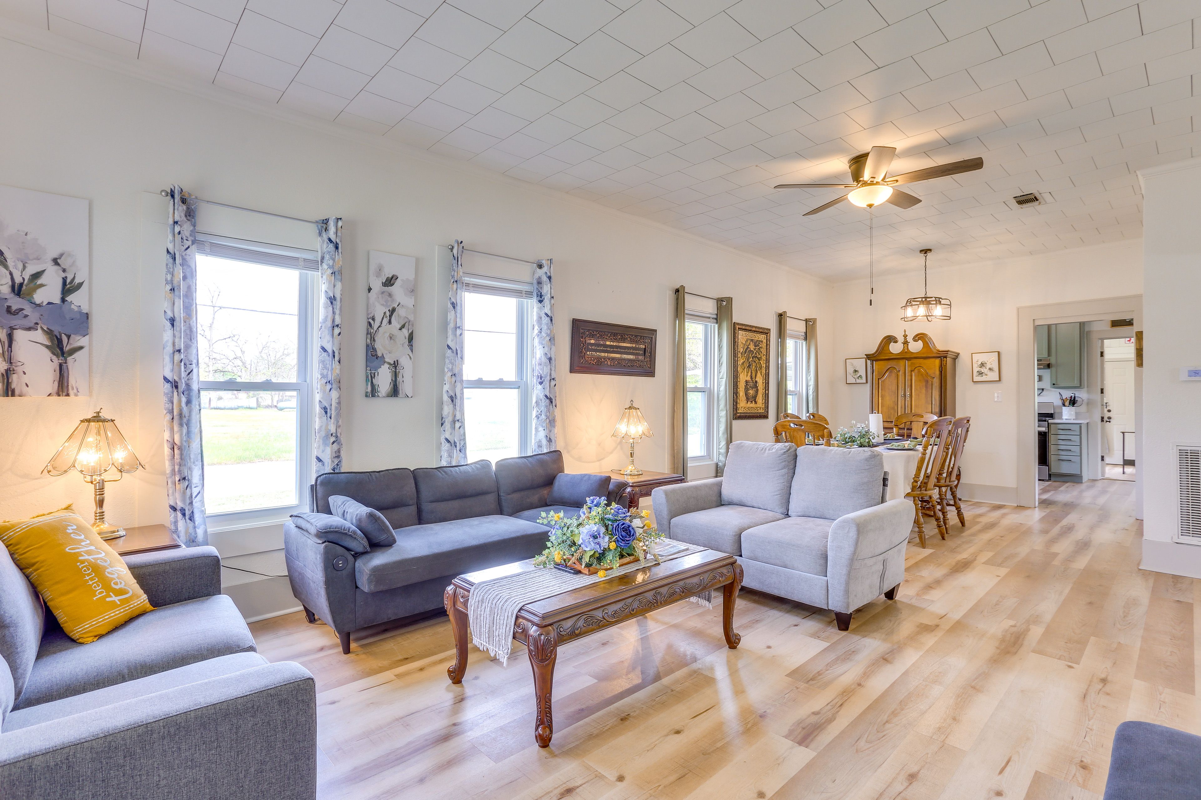 Living Room | Free WiFi | Central Heating & A/C | Smart TV