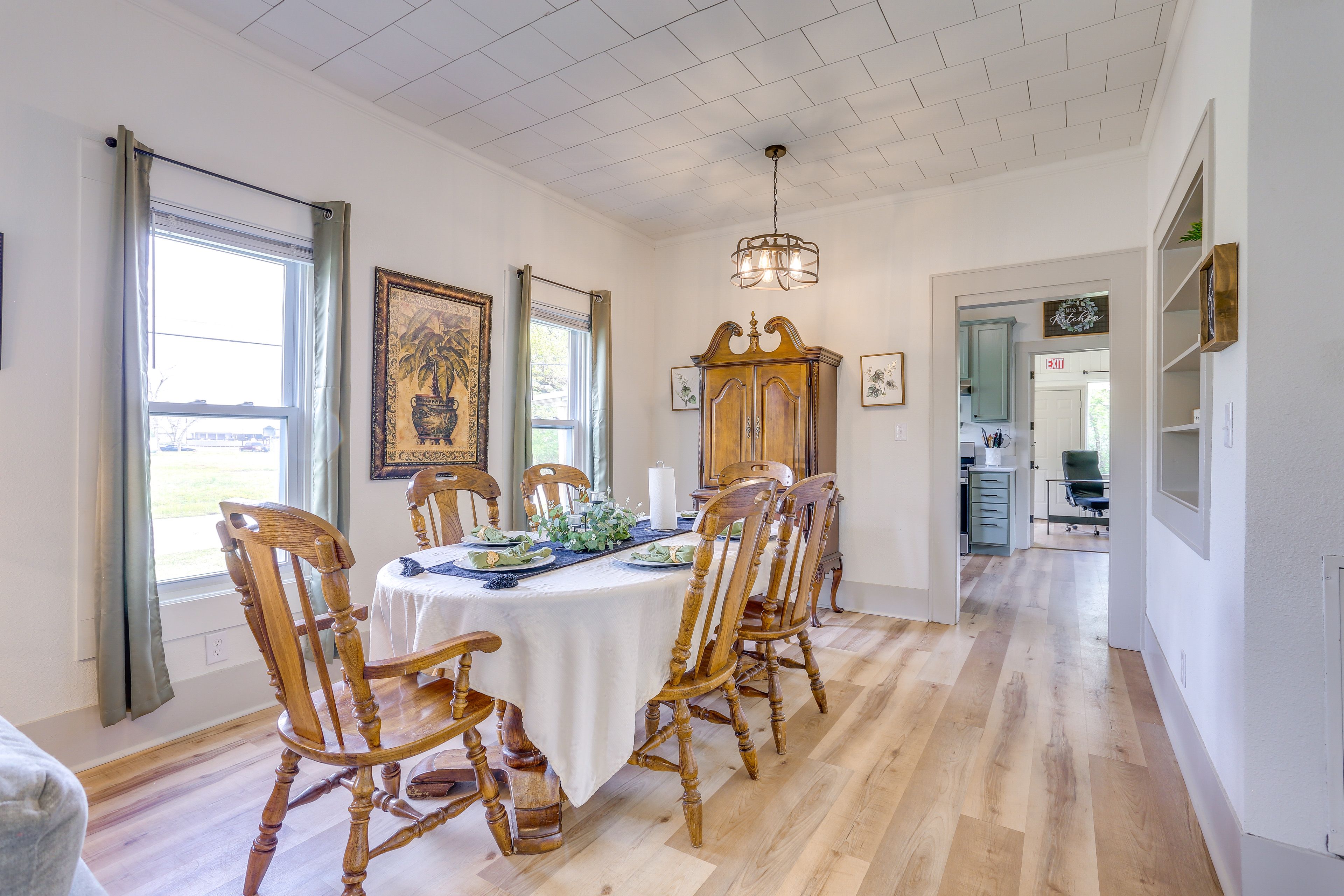 Dining Area | Dishware/Flatware Provided