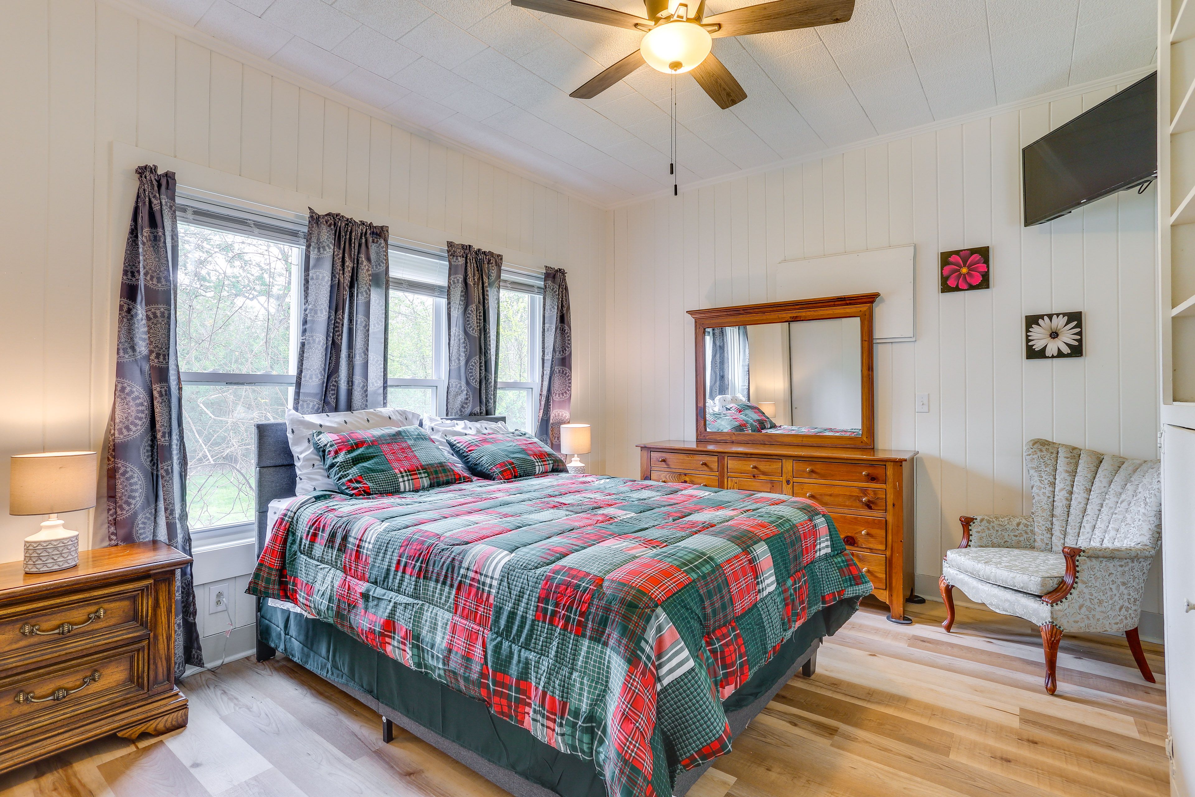 Bedroom 1 | Queen Bed | Linens Provided