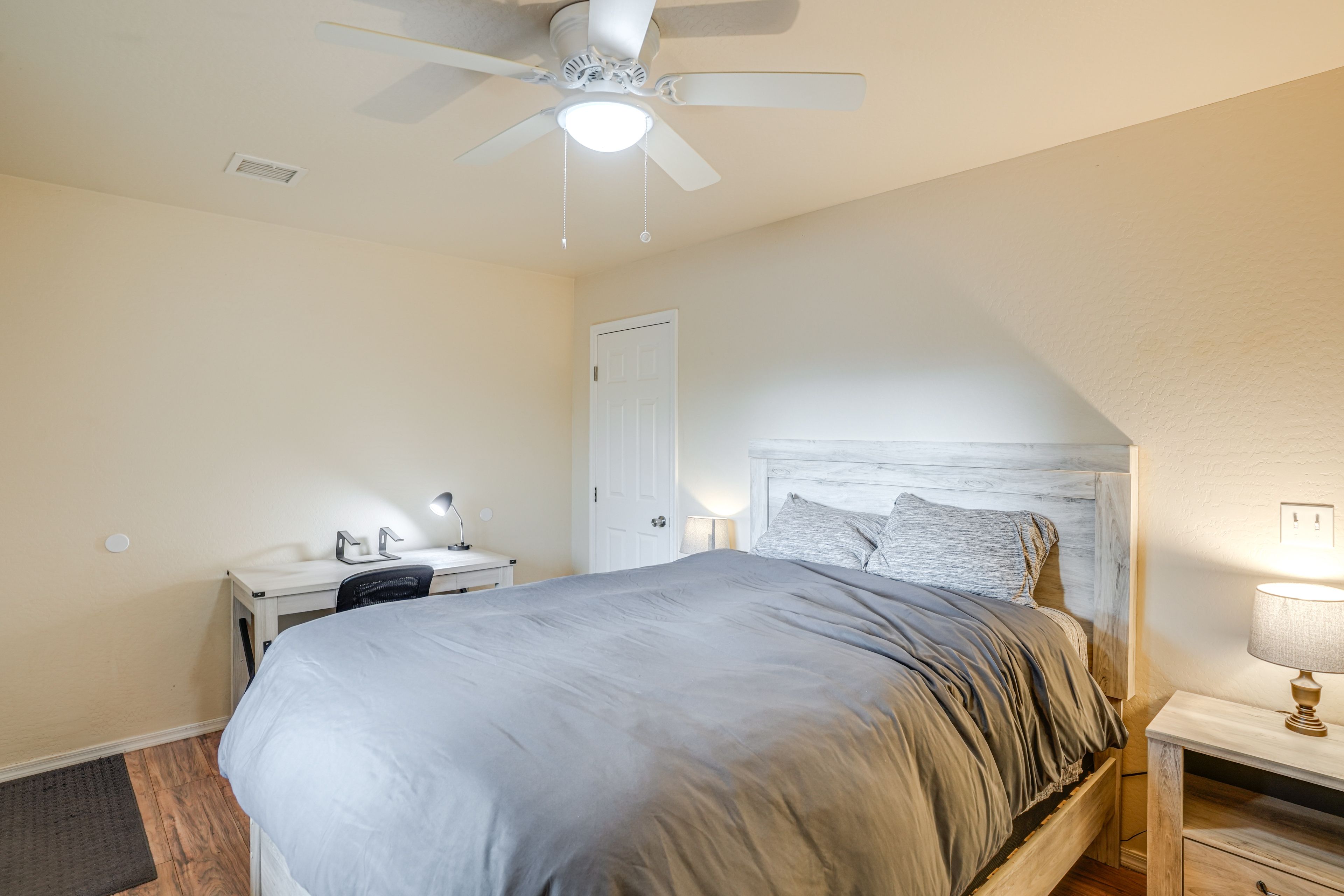 Bedroom 1 | Queen Bed | Desk