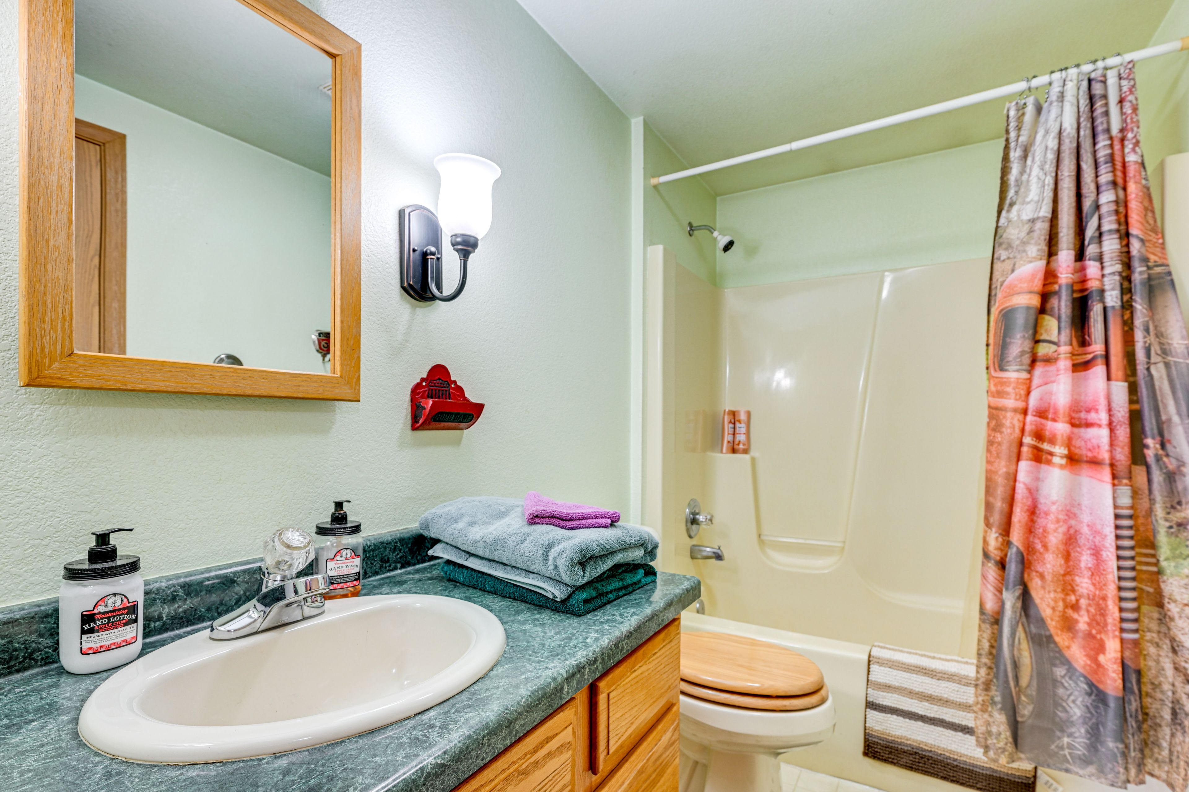 Full Bathroom | Complimentary Toiletries