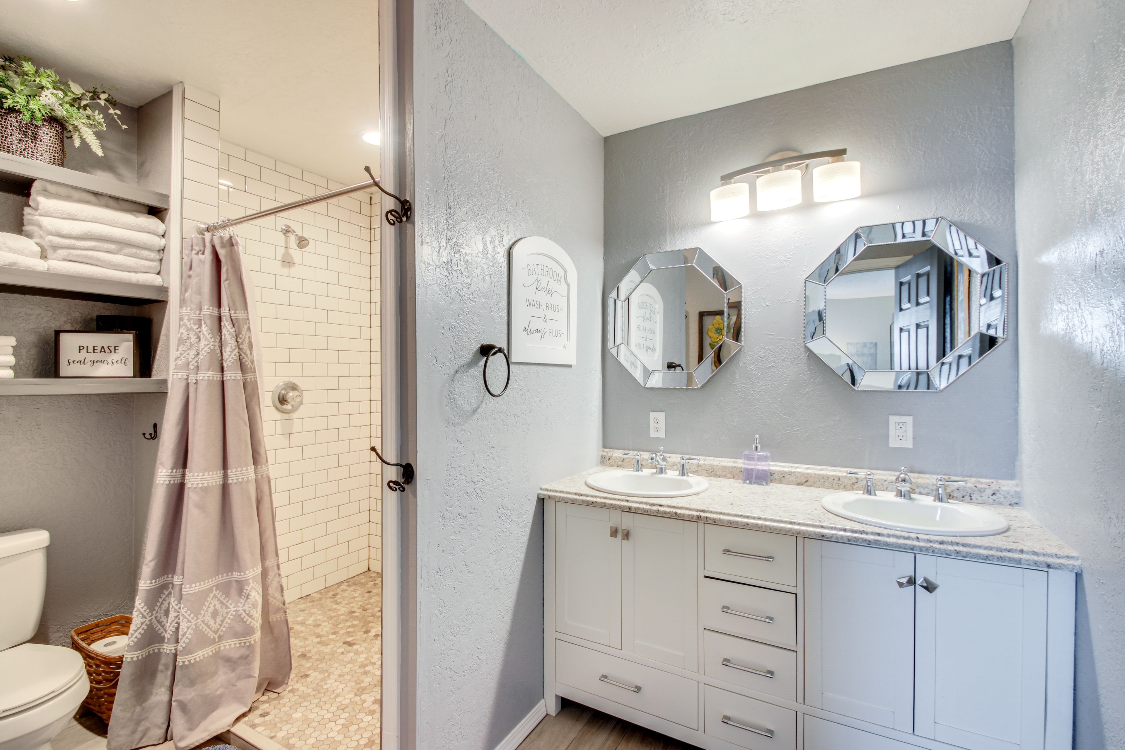 Full Bathroom | Towels Provided