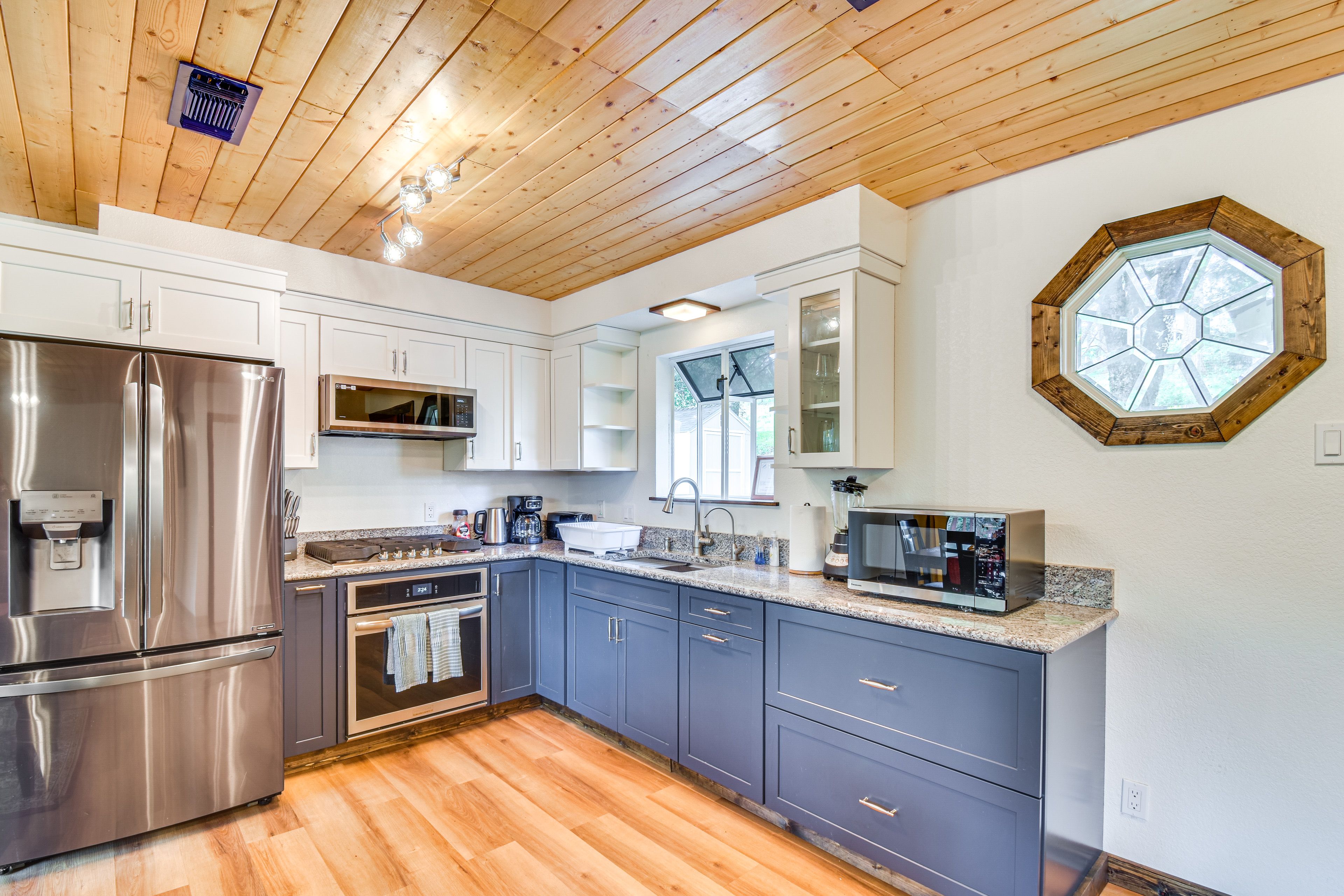 Prepare your favorite dishes in the fully equipped kitchen