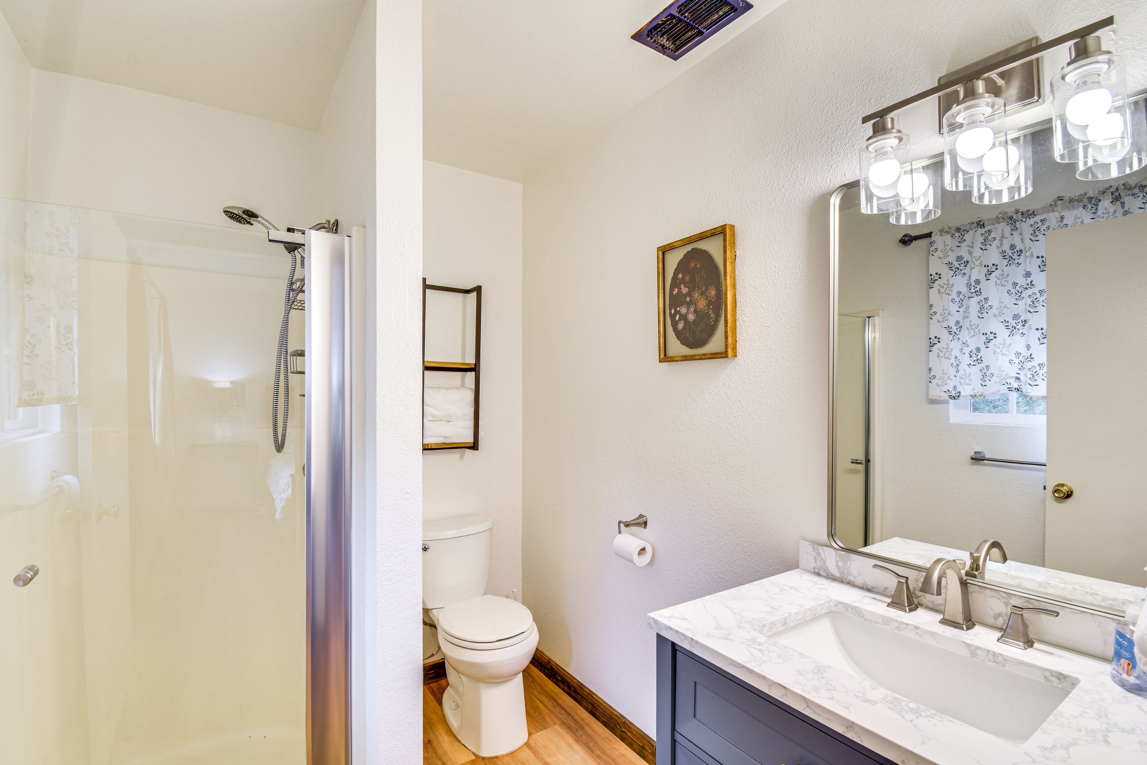 Ensuite bathroom with stand-up shower