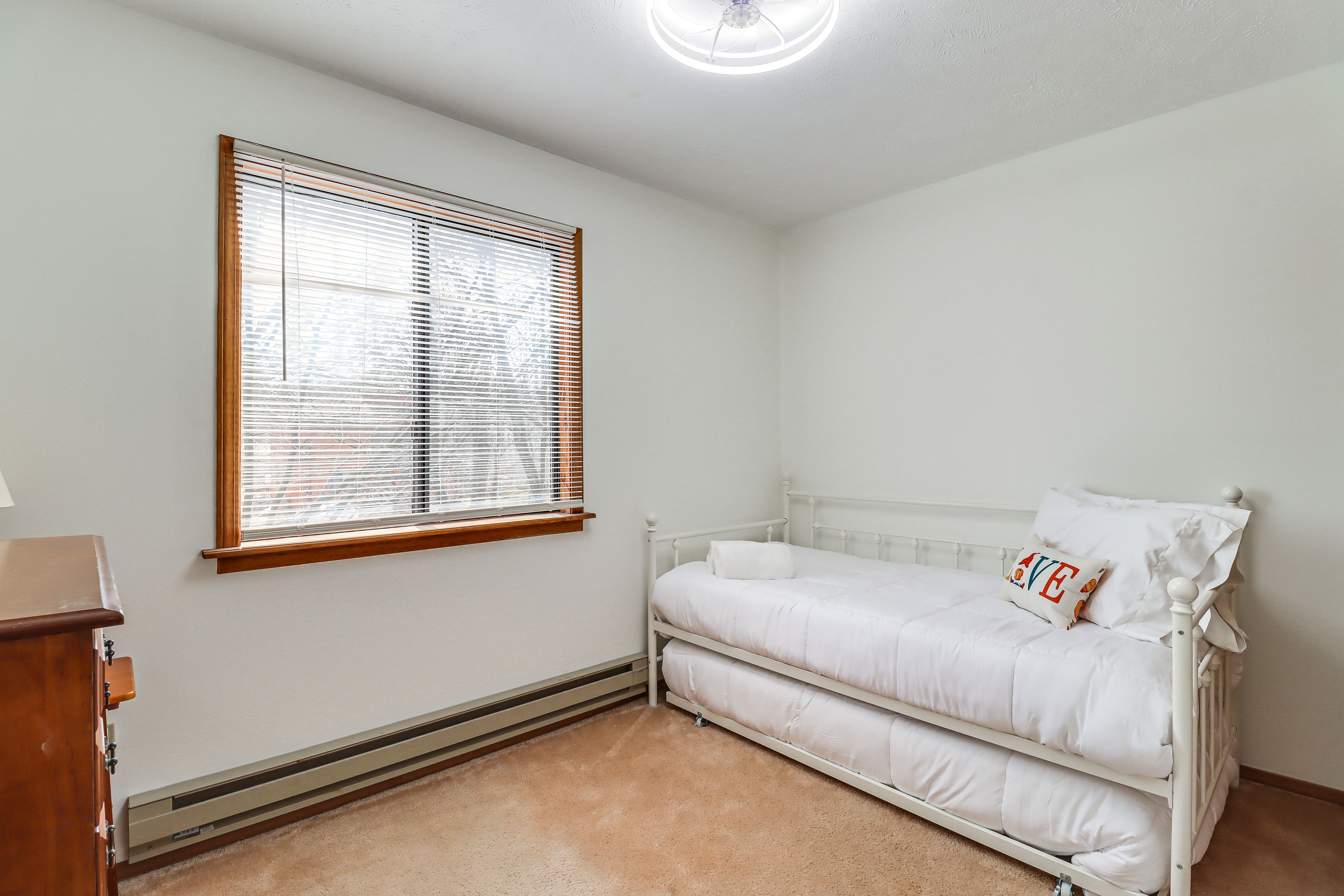 Bedroom 2 | Twin Daybed w/ Twin Trundle | 2nd Floor | Smart TV