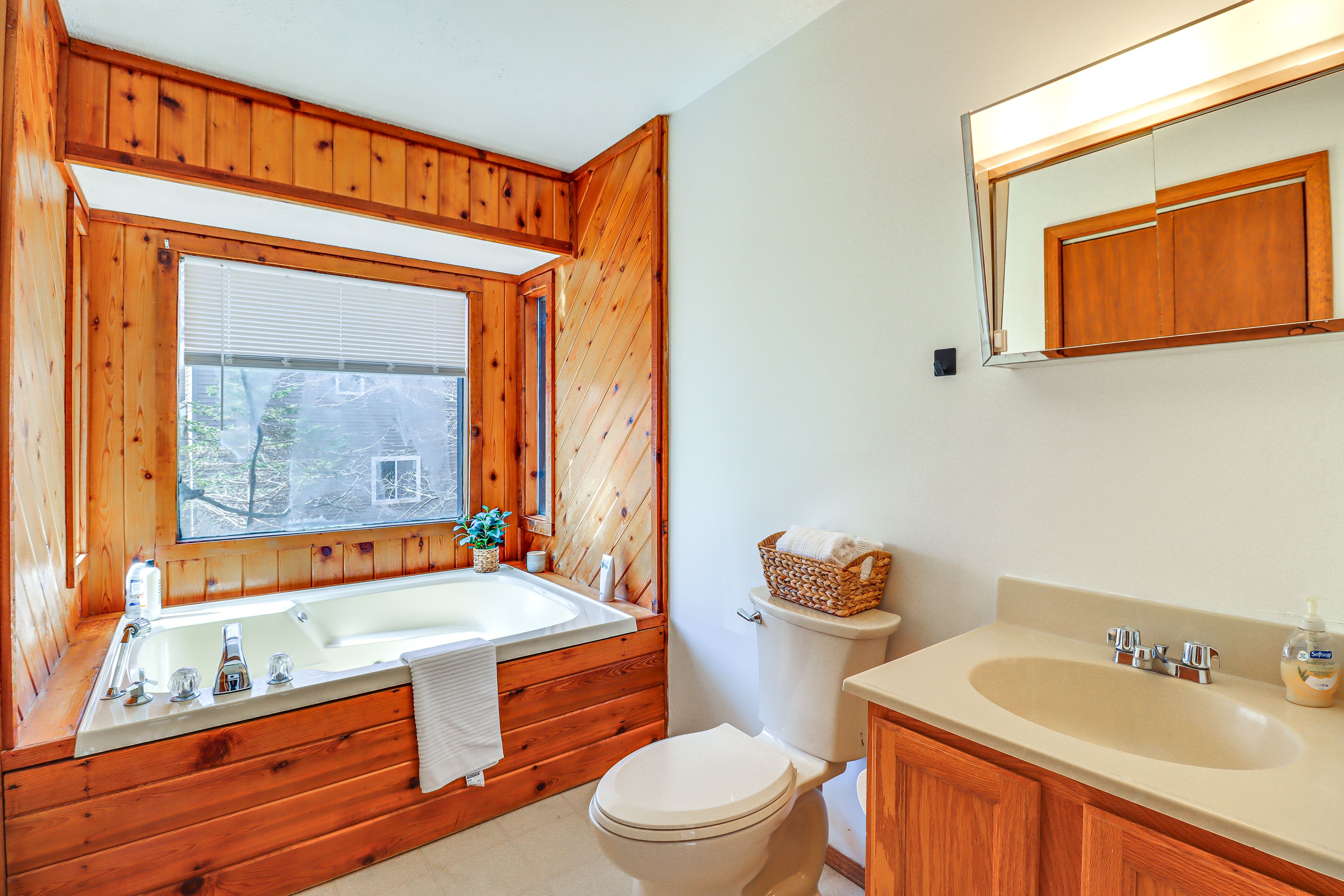 Full Bathroom | 2nd Floor | Towels Provided