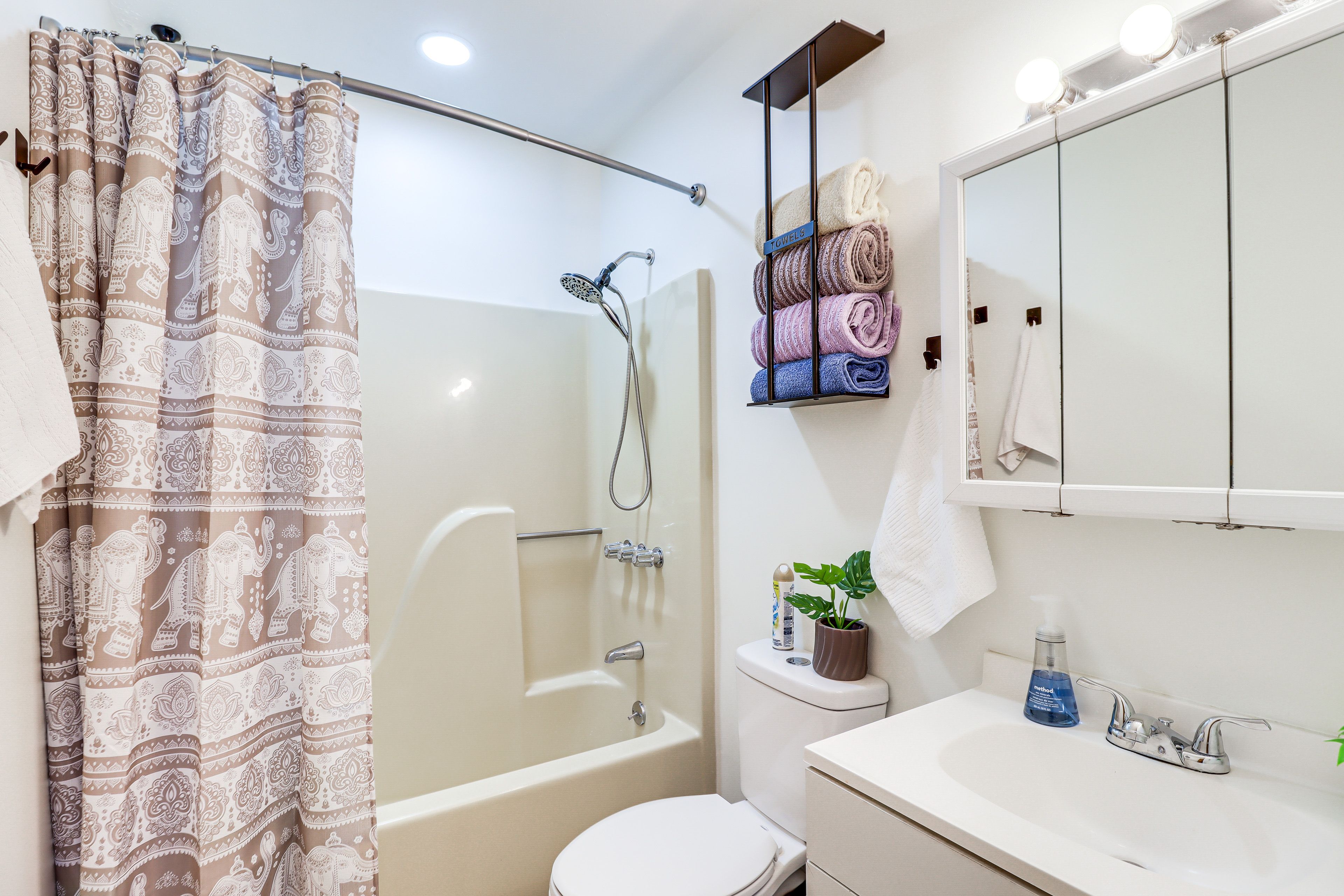 Full Bathroom | 1st Floor | Shower/Tub Combo