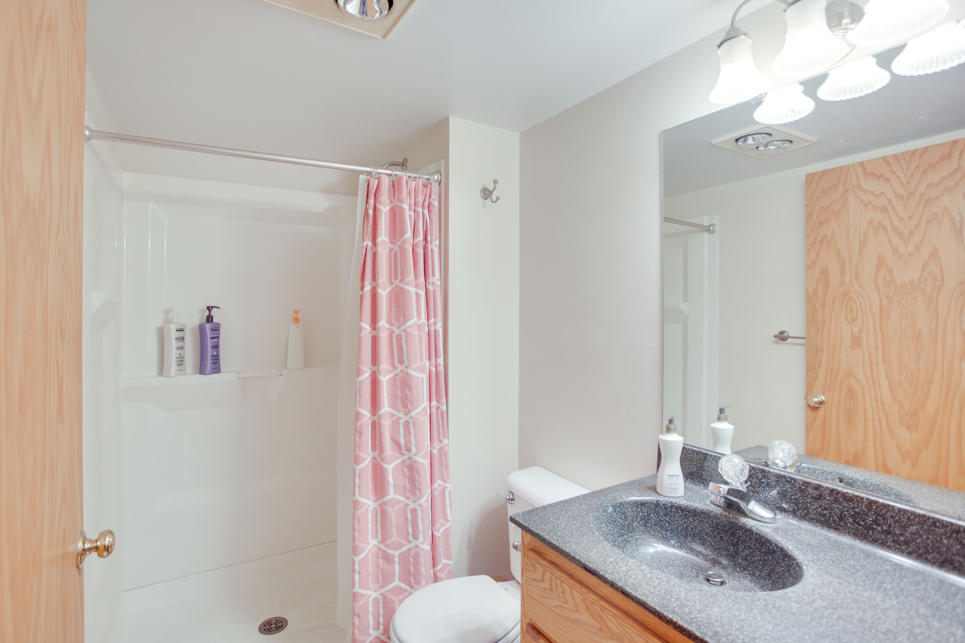 Full Bath | Towels | Hair Dryer | Basement