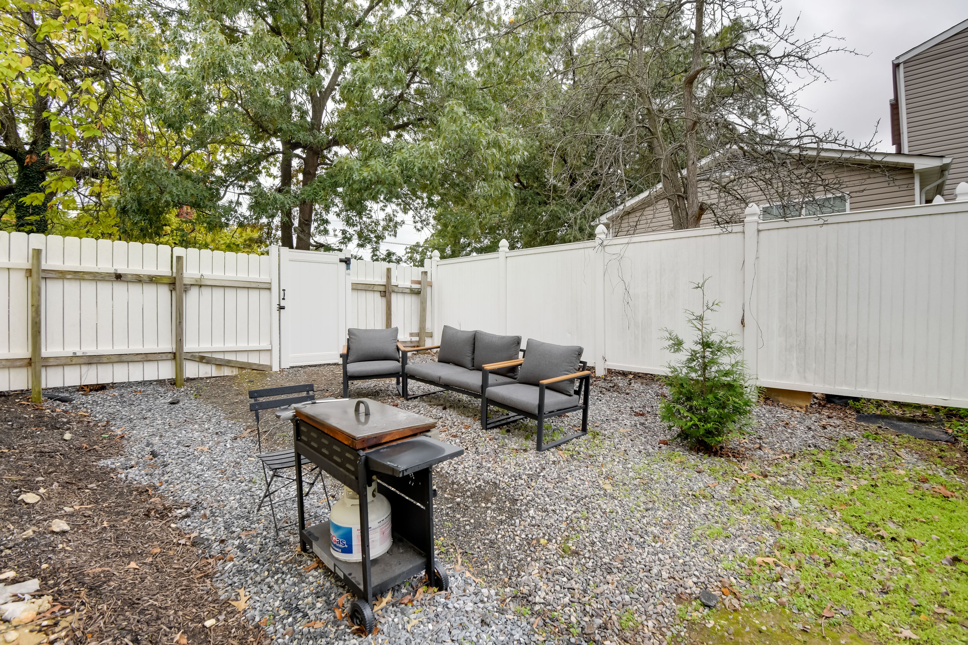 Outdoor Seating | Gas Grills | 8 Mi to Capital One Arena