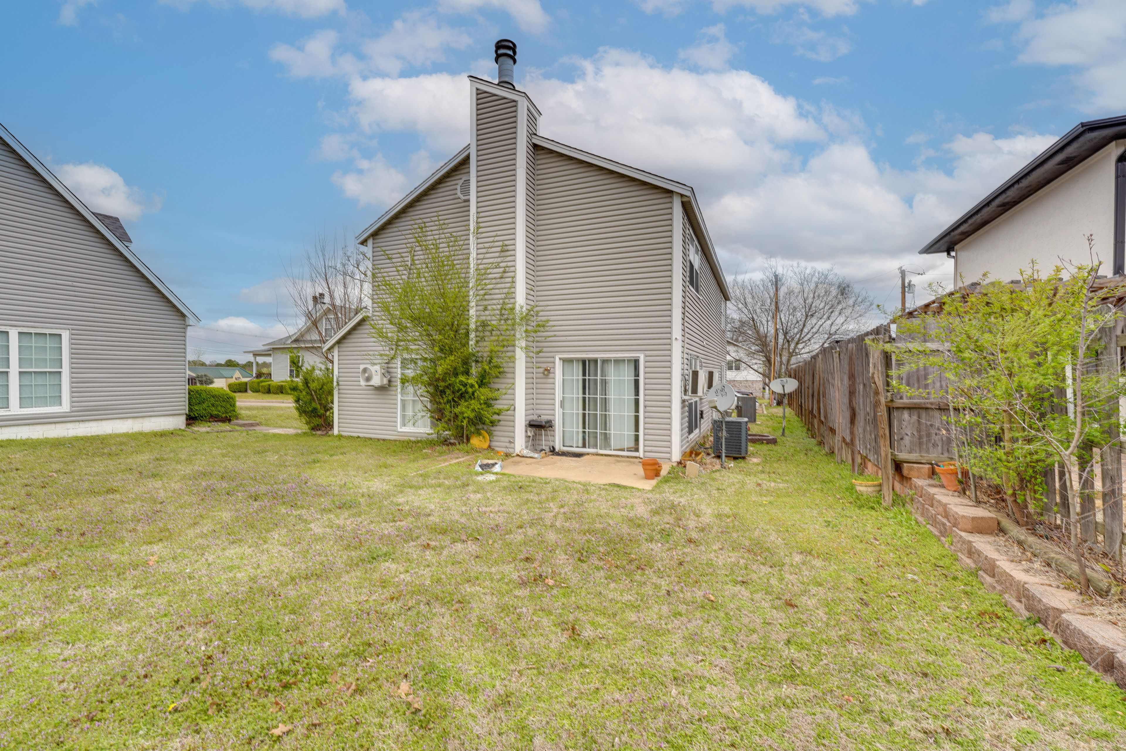Private Yard & Patio | Self Check-In | 4 Mi to Fort Smith National Historic Site