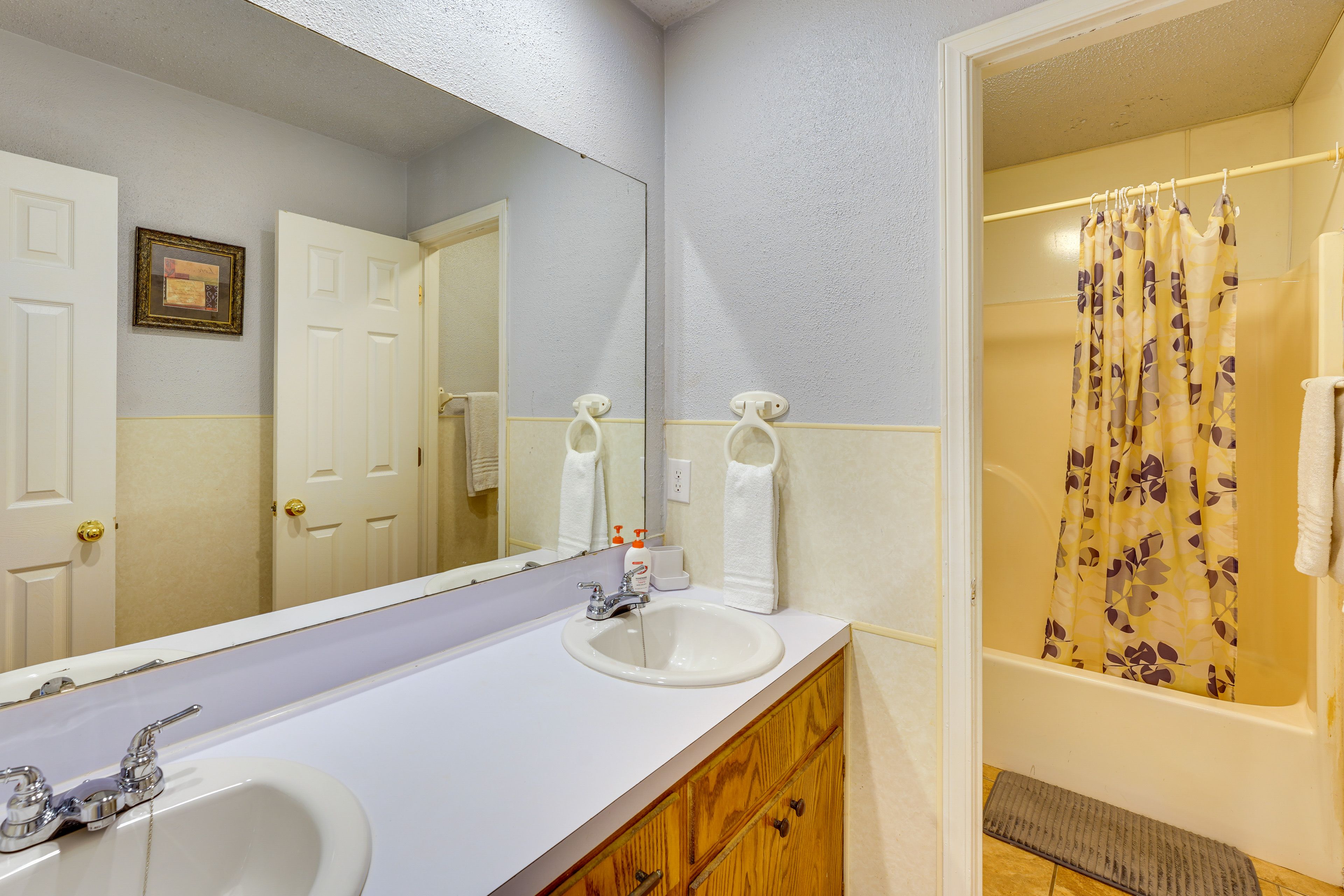 Full Bathroom | 2nd Floor | Towels Provided | Complimentary Toiletries