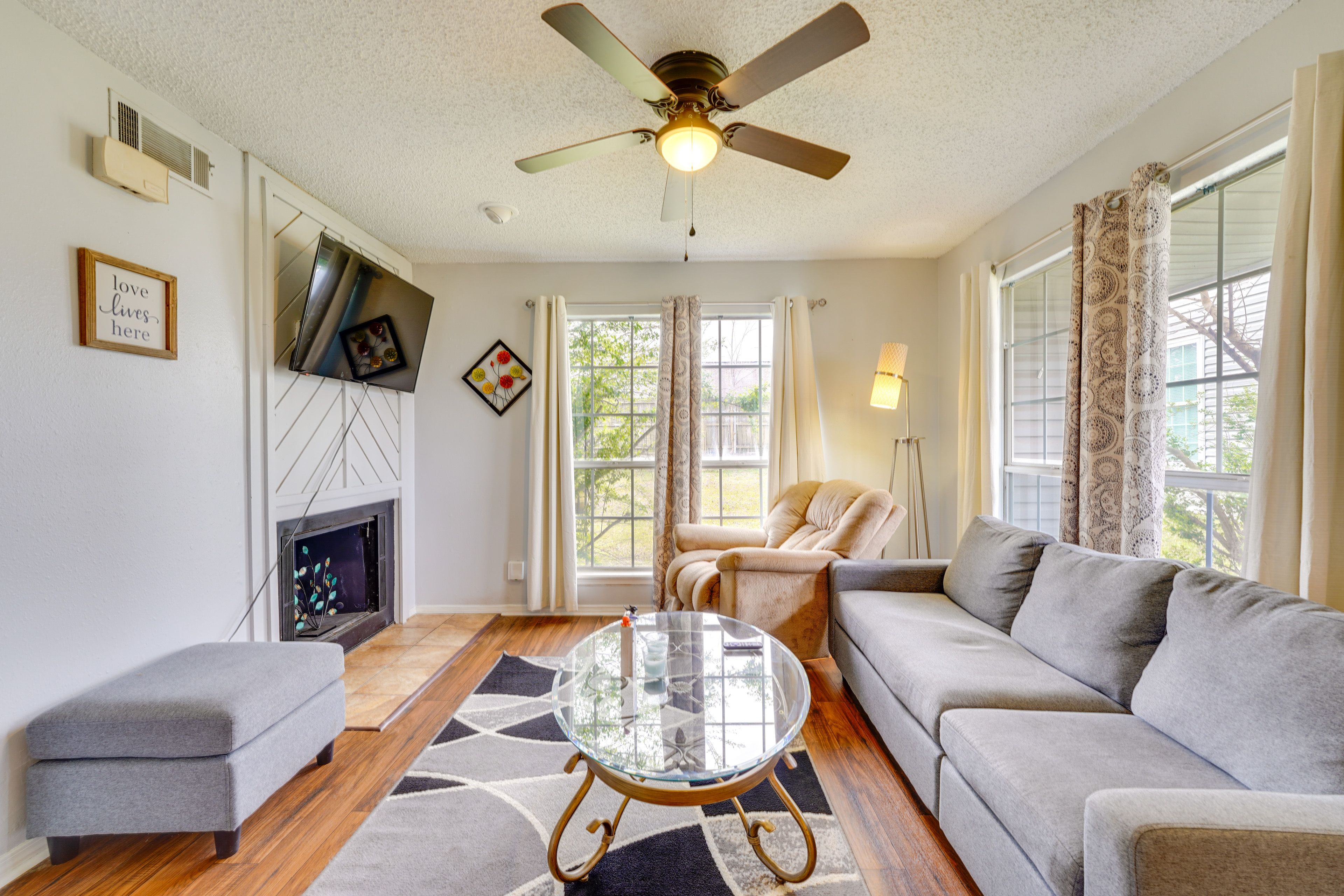 Living Room | 1st Floor | Smart TV | Free WiFi