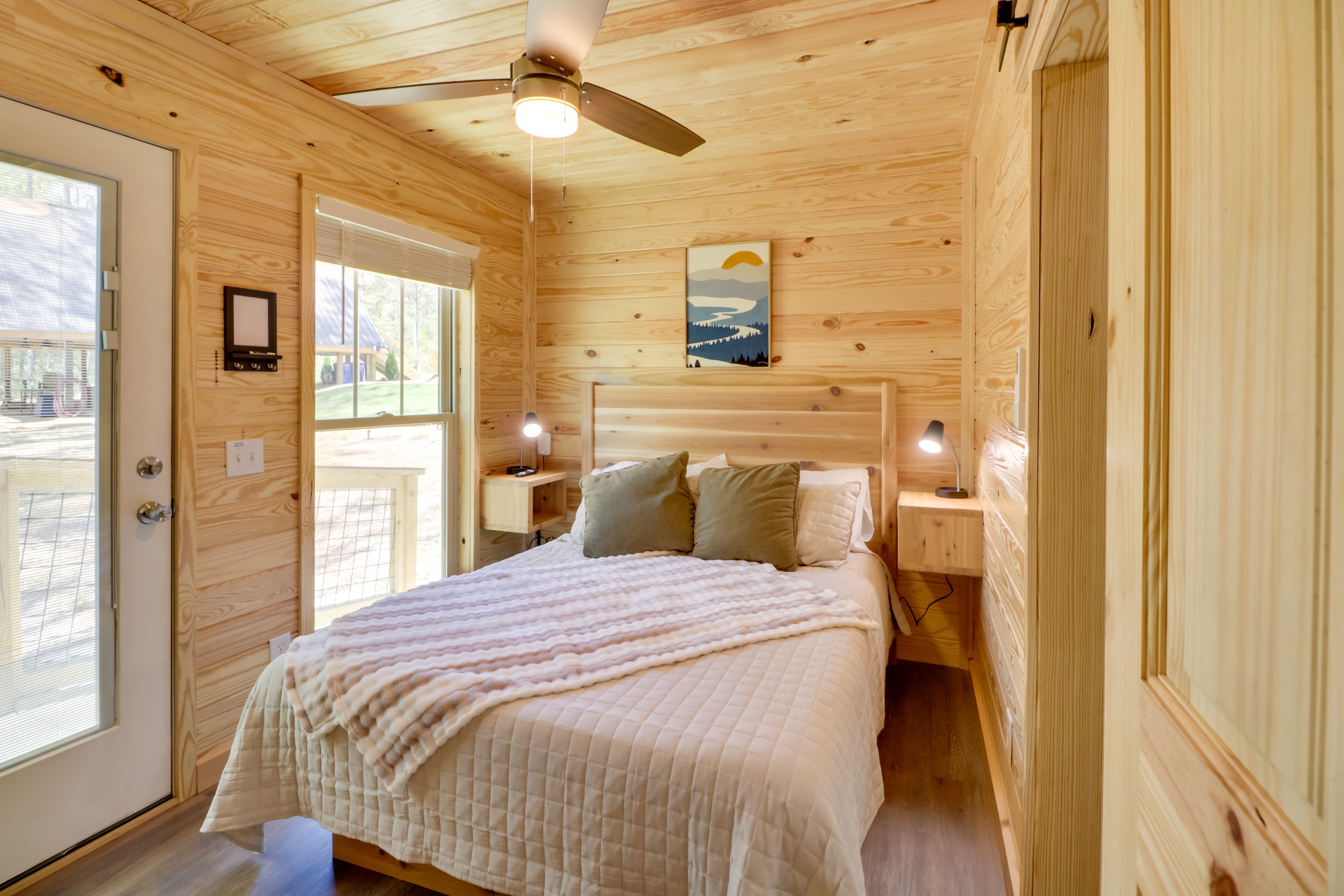 Bedroom | Queen Bed | Linens