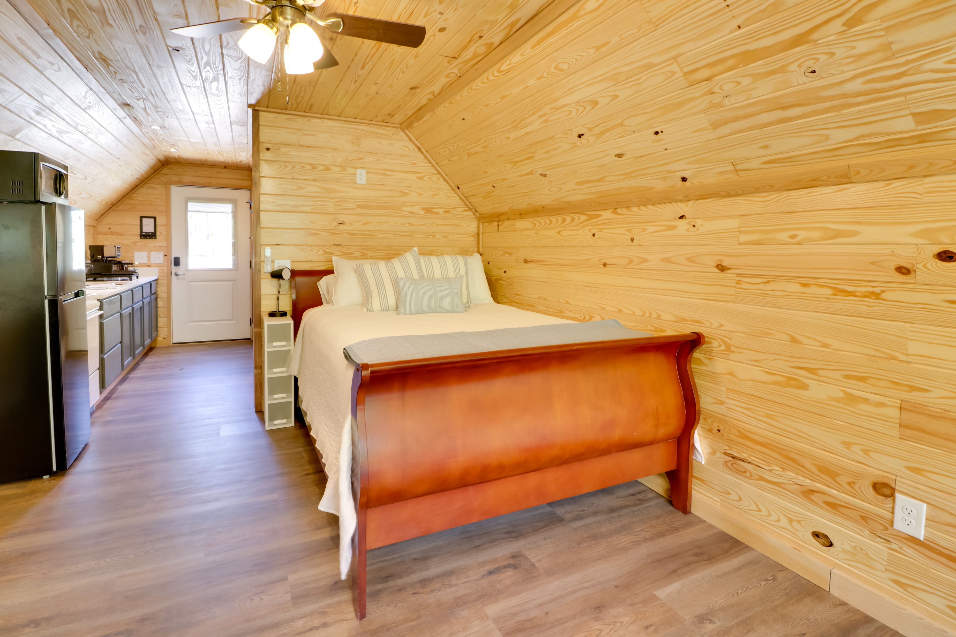 Studio | Queen Bed | Linens